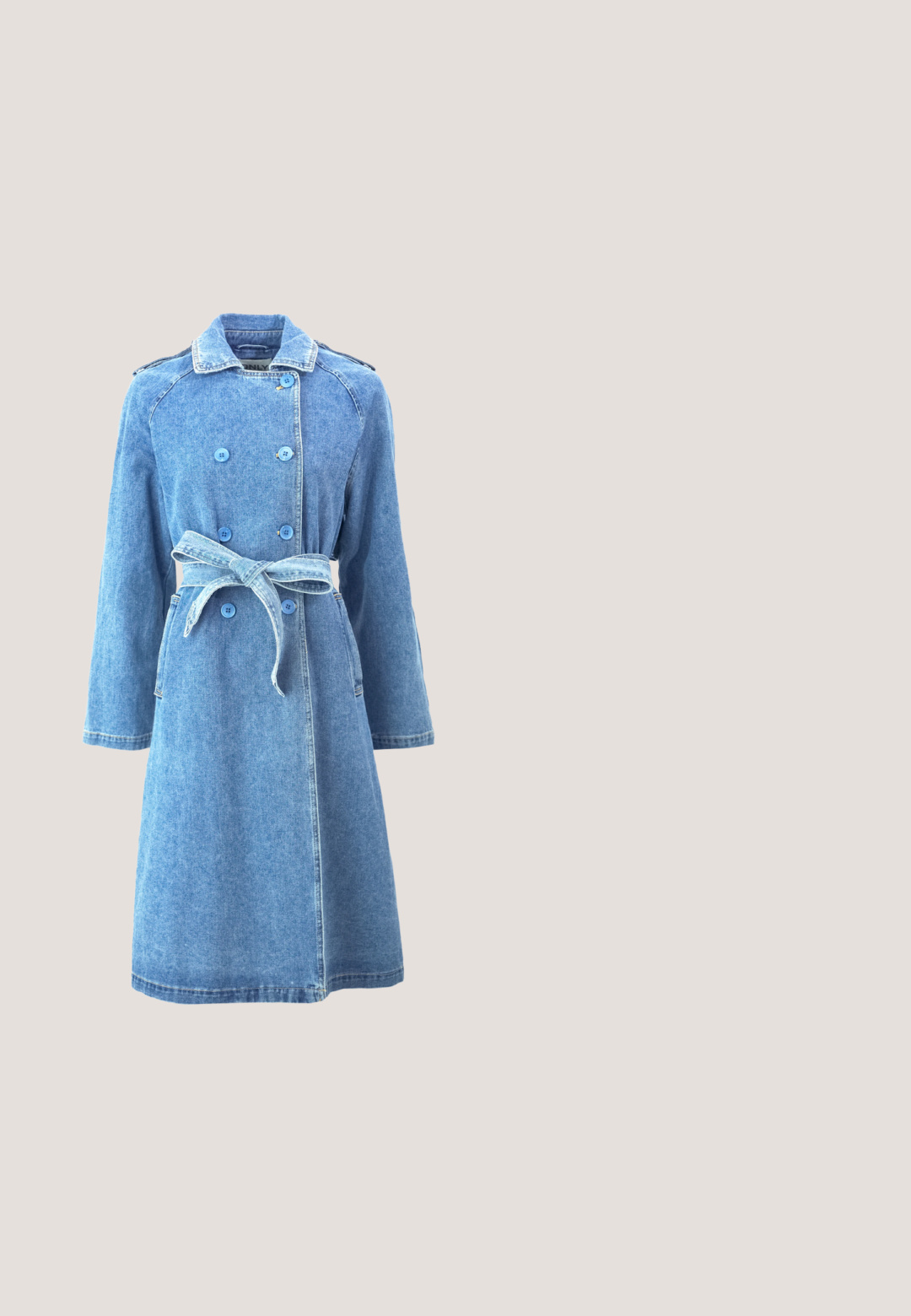 Lyseblå denimjakke med dobbeltonet knaplukning, bæltestrop i taljen, lange ærmer og to sidelommer. Glat tekstur, længde til knæene.; Brun og hvid stribet ærmeløs top lavet af ribstrikket stof. Har rund halsudskæring og en lille logo foran.; Hvide straights i jeans med frontlommer, bæltestropper, knaplukning og synlige sømdetaljer.; Krem- og metallisk sølv atletiksneaker, der svæver over betontrapper med brune gummisåler og Nike-logo.; Guldfarvet halskæde med en kraftig kæde øverst, en tynd justerbar kæde nedenunder og en lille logo-detalje, der forbinder begge sektioner.; Lille halvcirkelformet møntrumpe med lodrette grønne og hvide striber og lynlås på toppen.