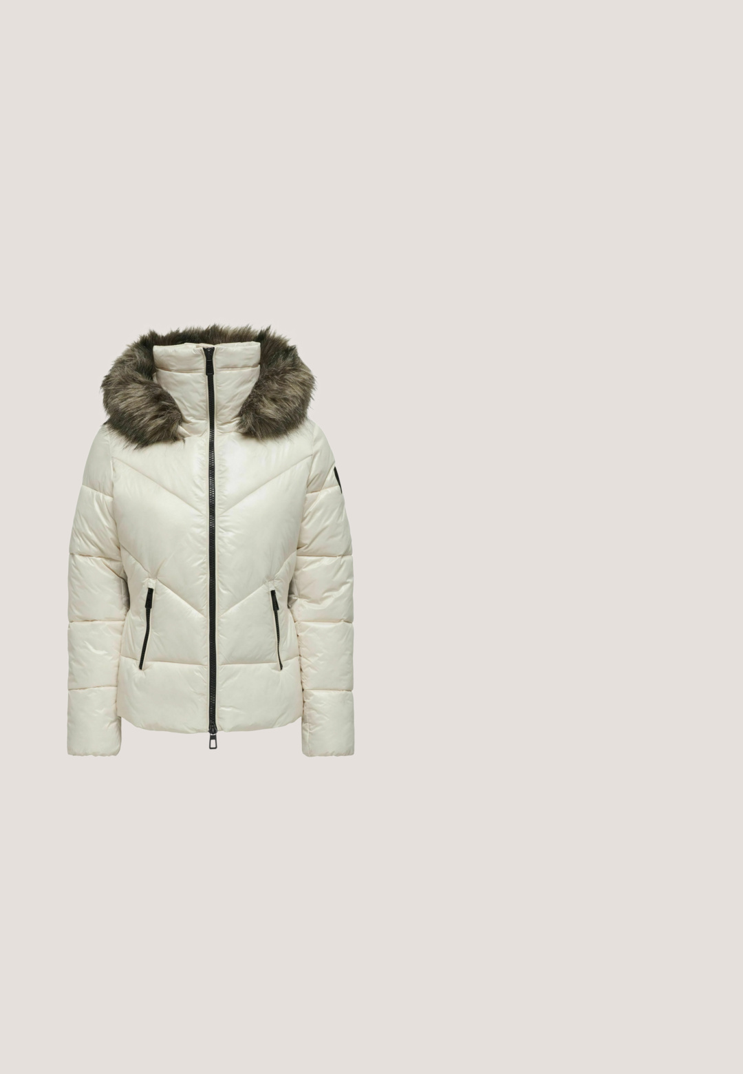 Puffervest i lys creme med et chevronmønster, med en faux fur hætte, sort lynlåslukning og to lynlåslommer på siden.; Sort off-shoulder top i ribbet materiale, med lange ærmer og et centralt logo. Glat tekstur med en tætsiddende silhuet.; Lysegrå vidde sweatpants med elastisk talje og snøre, med et hvidt Adidas trefoil-logo på venstre lår.; Sølvfodboldstøvler med sorte striber og et strømlinet design, parret med strukturerede grå og guld stribede sokker og et mønstret nederdel.; Sort rektangulære solbriller med brune linser, matte overflade, iøjnefaldende form og guld "vogue" branding på templet.; Sort tote bag med en fluffy, tekstureret top, glat nederste sektion og to luksuriøse håndtag. Har et trekantet logo i sølv.