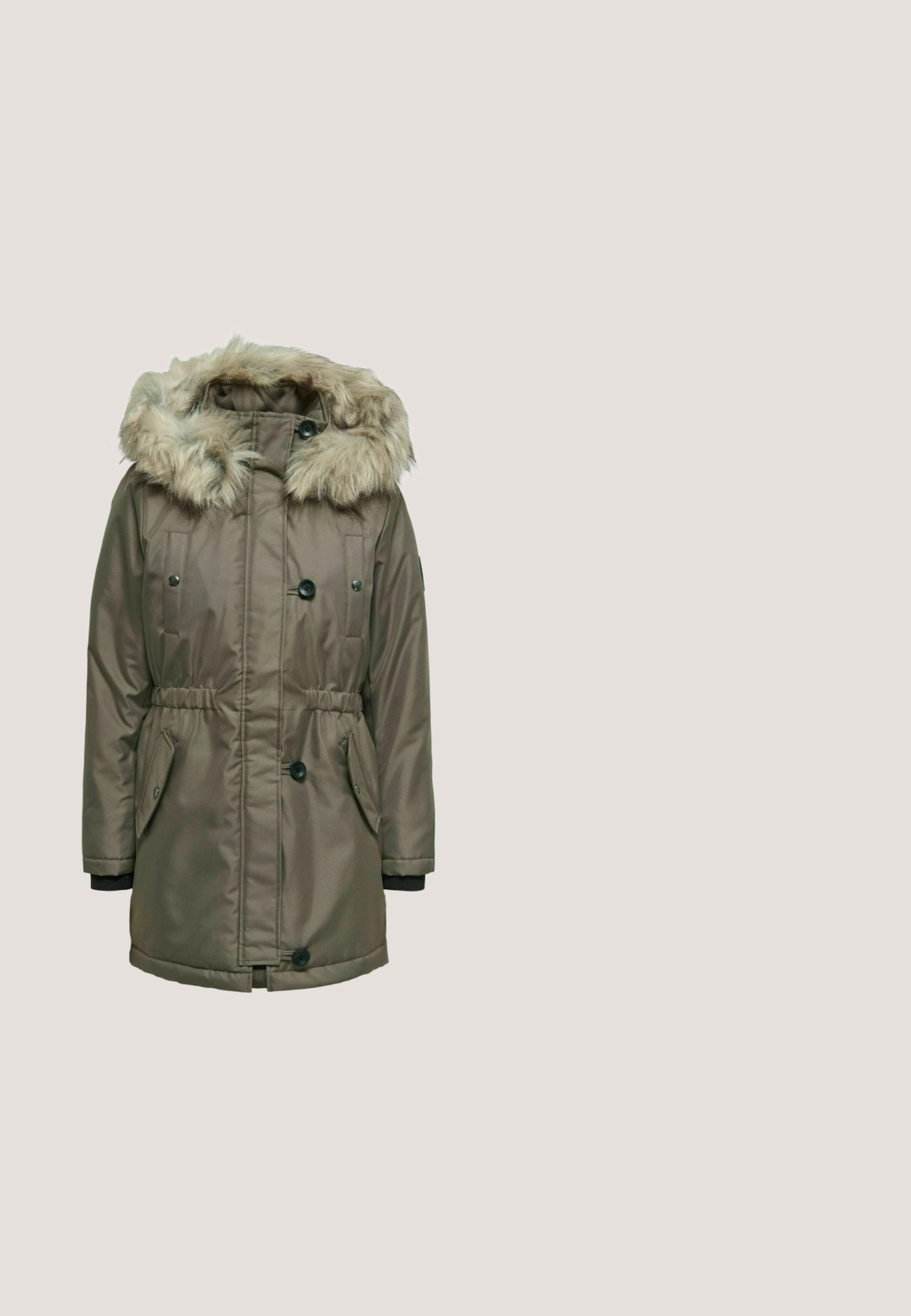 Olijfgroene parka met een met bont afgewerkte capuchon, een trekkoord in de taille, twee voorzakken en zwarte knopen. Gladde, duurzame stof. Zwarte gebreide manchetten.; Groene geribbelde gebreide trui met lange mouwen en een ronde hals. Zachte textuur, losse pasvorm, zonder sluitingen of versieringen.; Donkerblauwe denim jeans met een klassieke skinny pasvorm. Voorzien van vijf zakken, een ritssluiting en subtiele vervaging voor textuur.; Zwarte suede enkellaarsjes met een ronde neus, voorzien van een gestructureerde zwarte rubberen zool en bijpassende veters. Eenvoudig ontwerp met minimale details.; Olijfgroene leren handtas met twee lange handgrepen, afgeronde vorm, getextureerd oppervlak en een klein sleutelslot als accenten aan de zijkant.; Zilveren oorringen met gladde, reflecterende bolvormige hangers. Beschikt over een gepolijste afwerking en een strak, minimalistisch ontwerp.