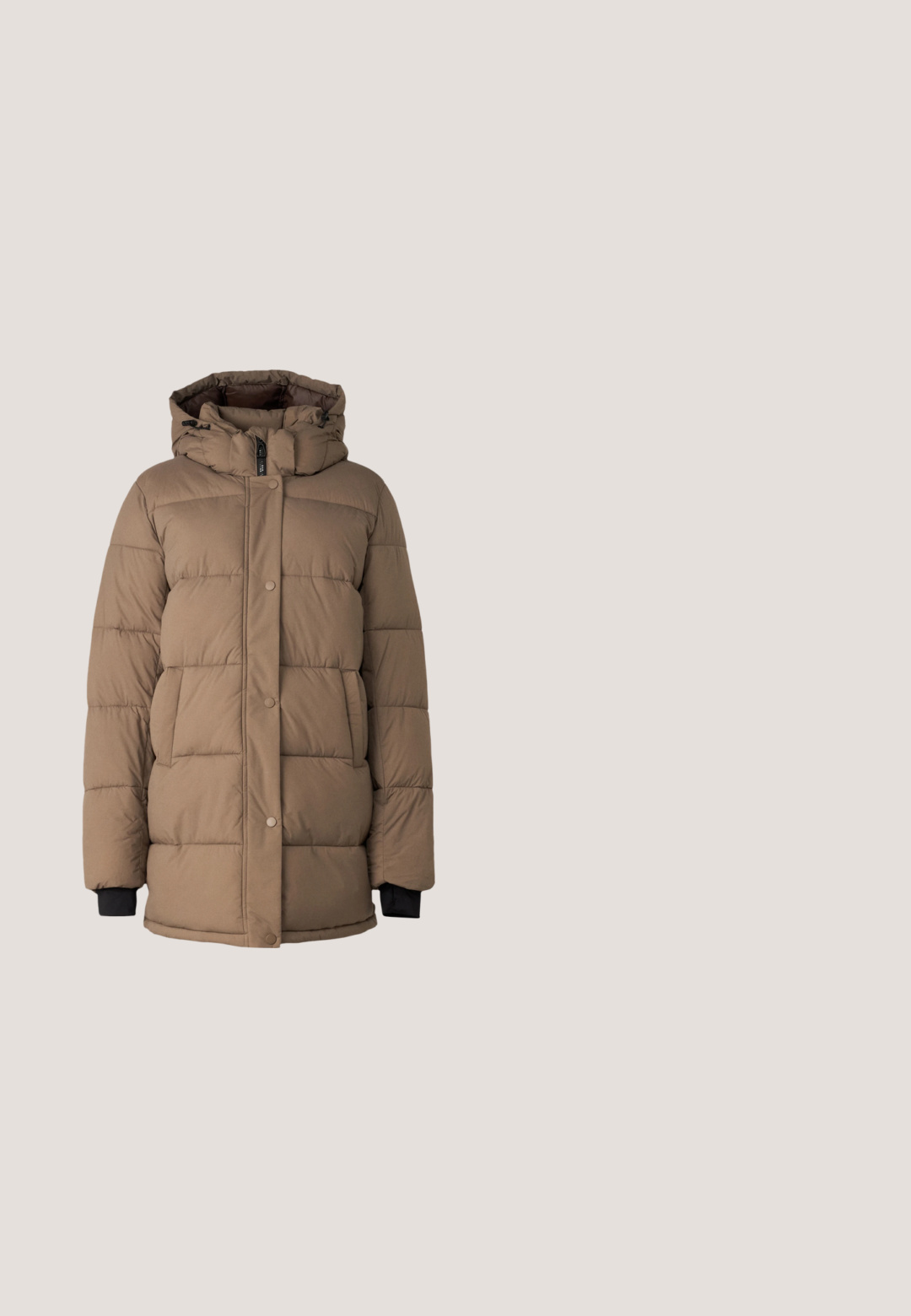 Manteau matelassé marron avec une capuche, présentant un zip frontal et des boutons-pression, des poches latérales et des poignets accentués en noir. Texture douce et design matelassé.; Sweat à capuche court en maille beige avec manches longues et cordons, présenté sur un fond clair uni.; Pantalons évasés vert foncé avec une texture côtelée, taille haute et détails de couture à l'avant. Conçus pour une silhouette ajustée.; Chaussures Mary Jane en cuir verni bordeaux avec des brides à double boucle et de grosses semelles en caoutchouc noir dotées de rainures profondes.; Sac d'épaule rectangulaire noir avec une sangle réglable unique et une fermeture éclair supérieure sur un fond uni.; Paire de boucles d'oreilles créoles argentées brillantes avec fermoirs en fil fin, présentée sur un fond gris clair.