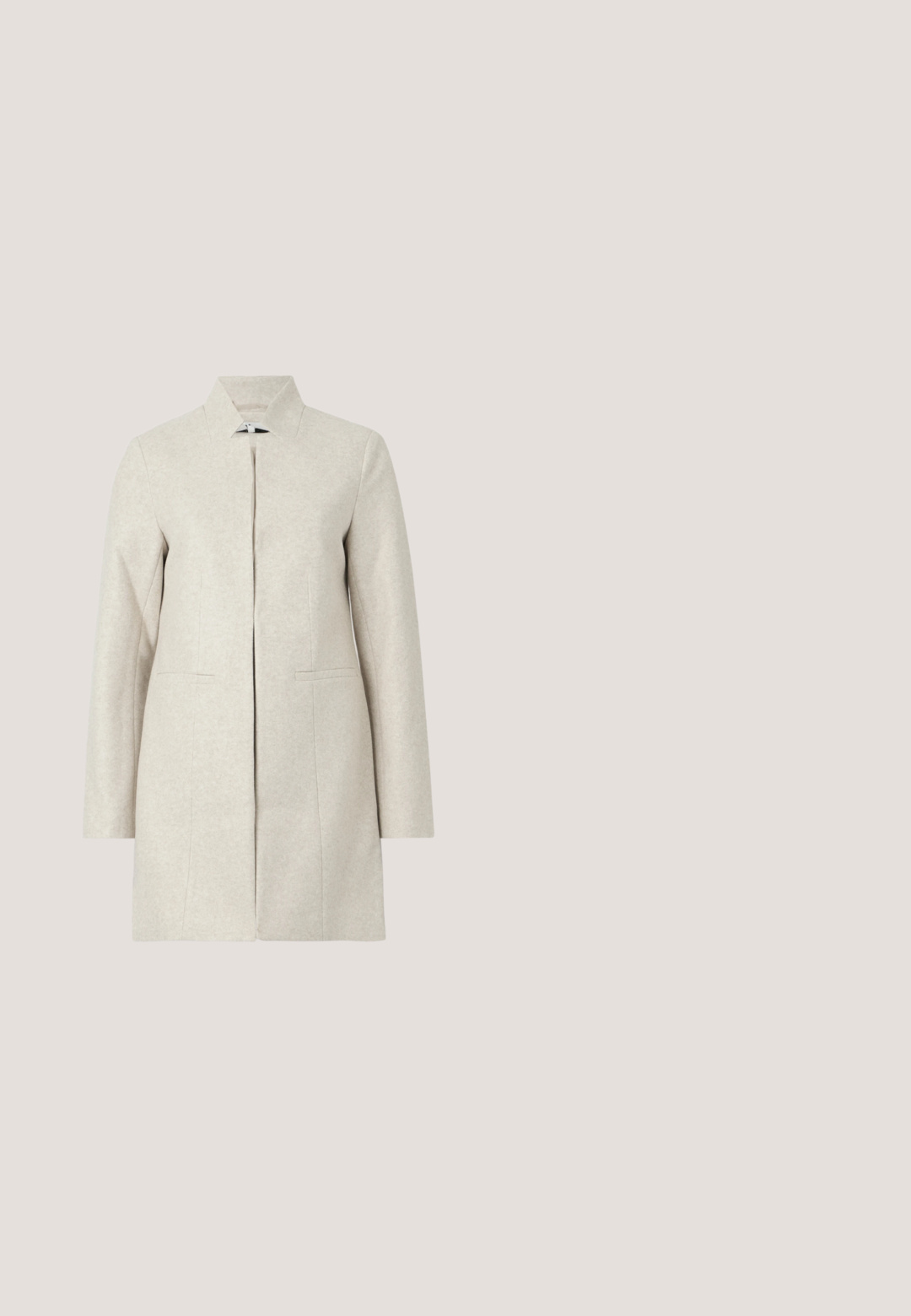 Manteau en laine mélangée gris clair avec un col haut, des manches longues et des poches avant. Il présente un design épuré et minimaliste avec une silhouette droite.; Pull en tricot noir avec un col rond, des manches longues et un design court. Tissu texturé avec des poignets et un ourlet côtelés.; Pantalon droit gris foncé avec plis à l’avant et taille ajustable avec boutons latéraux sur fond blanc.; Chaussures en cuir noir avec un design à bride en T, bout fermé et accents de boucles argentées. Texture lisse avec un bout arrondi et une semelle plate.; Petit sac à main noir brillant avec deux longues anses et des détails à cordon sur les côtés sur un fond clair uni.; Boucles d’oreilles créoles en métal argenté avec une surface lisse légèrement incurvée et des fermoirs à clapet sur un fond blanc uni.