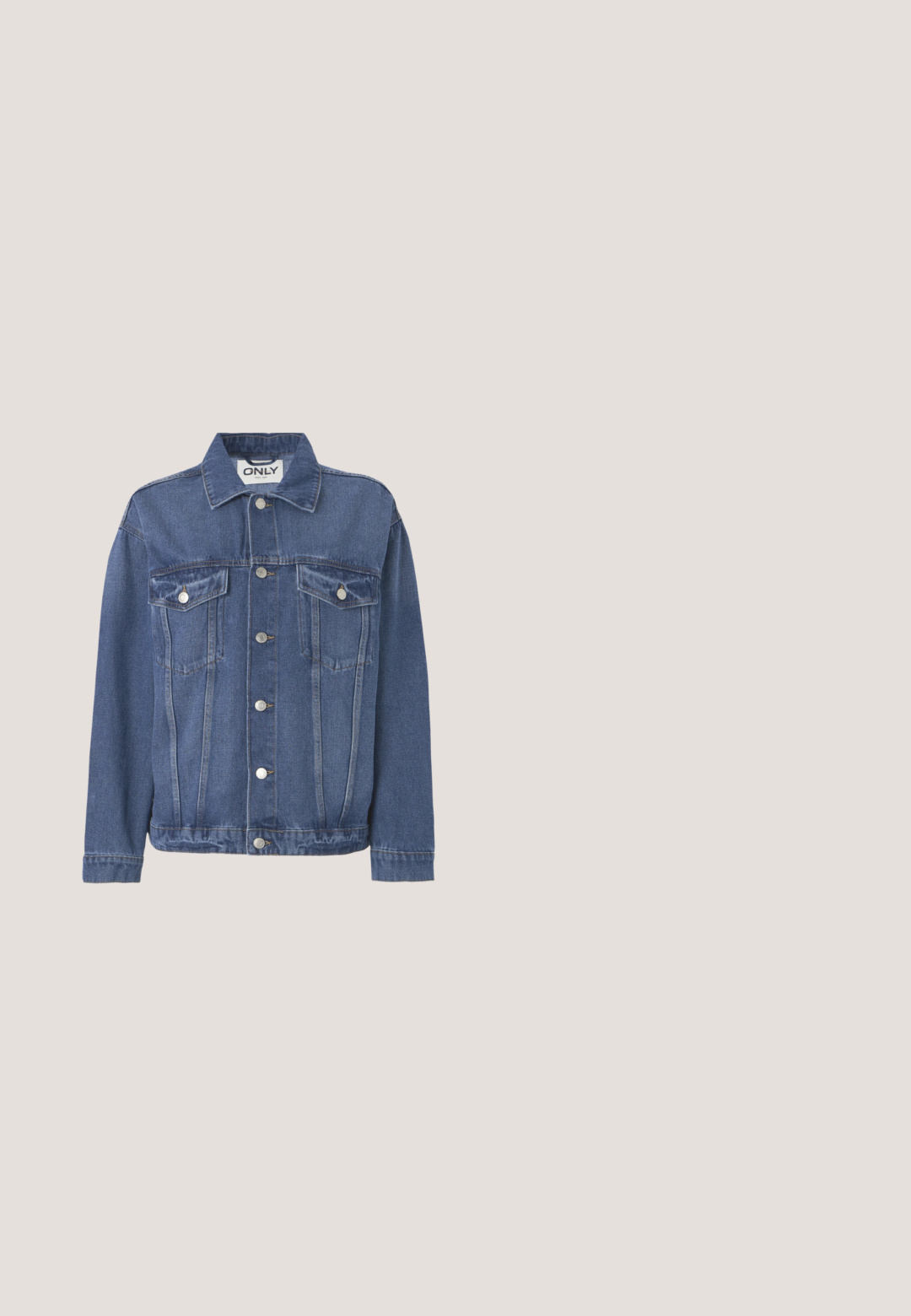 Jeansjacke in einem mittleren Blauton mit klassischem Design. Verfügt über zwei Brusttaschen, silberne Knöpfe und einen Kragen.; Einfaches weißes kurzärmeliges Baumwoll-T-Shirt mit rundem Ausschnitt und geradem Saum, dargestellt auf weißem Hintergrund.; Dunkelblaue Jeans mit geradem Schnitt, Messingknopfverschluss und kontrastierenden gelben Nähten. Verfügt über fünf Taschen und eine klassische Passform.; Braune Leder-Ankle-Boots mit elastischen Einsätzen und einem Ziehschlaufe. Sie verfügen über eine robuste Gummisohle und sichtbare Nahtdetails entlang der Kanten.; Braune Leder-Umhängetasche mit abgerundeten Kanten, magnetischem Klappenverschluss und goldenen Beschlägen. Verstellbarer Riemen für Vielseitigkeit.; Brauner Wildledergürtel mit einer breiten, doppelt geformten Goldschnalle; glatte Textur mit klaren Linien und einem verjüngten Ende.