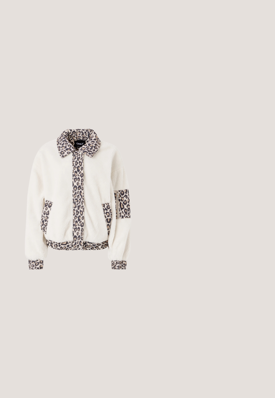Veste en fausse fourrure crème avec col et accents en imprimé léopard. Comprend deux poches avant et des poignets élastiques pour un look ajusté.; Sweatshirt beige à manches longues, cropped, avec un motif graphique bleu clair d'un cavalier et un texte circulaire autour. Texture douce, coupe décontractée.; T-shirt en coton blanc mettant en avant un design graphique de deux cerises rouges brillantes avec un nœud rose au-dessus et le texte "Douce Friandise" en rose.; Pantalon en velours côtelé marron avec fermeture par bouton et fermeture éclair, style cinq poches, jambes légèrement évasées.; Baskets plateforme en daim rose avec semelle épaisse texturée, lacets crème et bordure beige sur fond gris uni.; Petit sac à main avec poignées courtes, couvert de motifs floraux multicolores en pastel pailletés en rose, jaune, beige et gris.