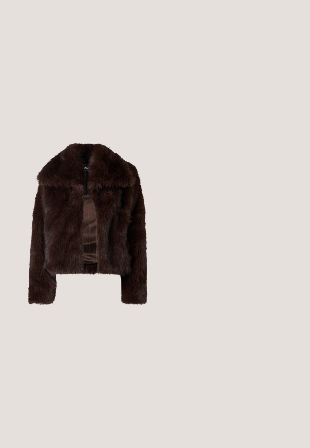Veste en fausse fourrure marron avec un large col, design court et texture douce. Doublure en satin sans fermetures ni embellissements visibles.; Top sans manches bourgogne en simili cuir avec une coupe ajustée. Présente une fermeture à boutons à l'avant et une texture lisse et brillante.; Pantalon marron foncé taille haute sur mesure avec jambes droites et passants de ceinture, présenté sur un fond clair uni.; Escarpin slingback bordeaux foncé brillant avec bout pointu et talon bloc, vu de côté sur fond blanc.; Pochette en simili cuir bourgogne avec une bandoulière en chaîne argentée, dotée d'un design de boucle et d'œillets en métal sur le devant pour plus de détails.; Boucles d'oreilles dorées avec perles marbrées rouges et anneaux texturés. Comprend deux styles : des designs incurvés et un accent de perle, tous avec une finition brillante.