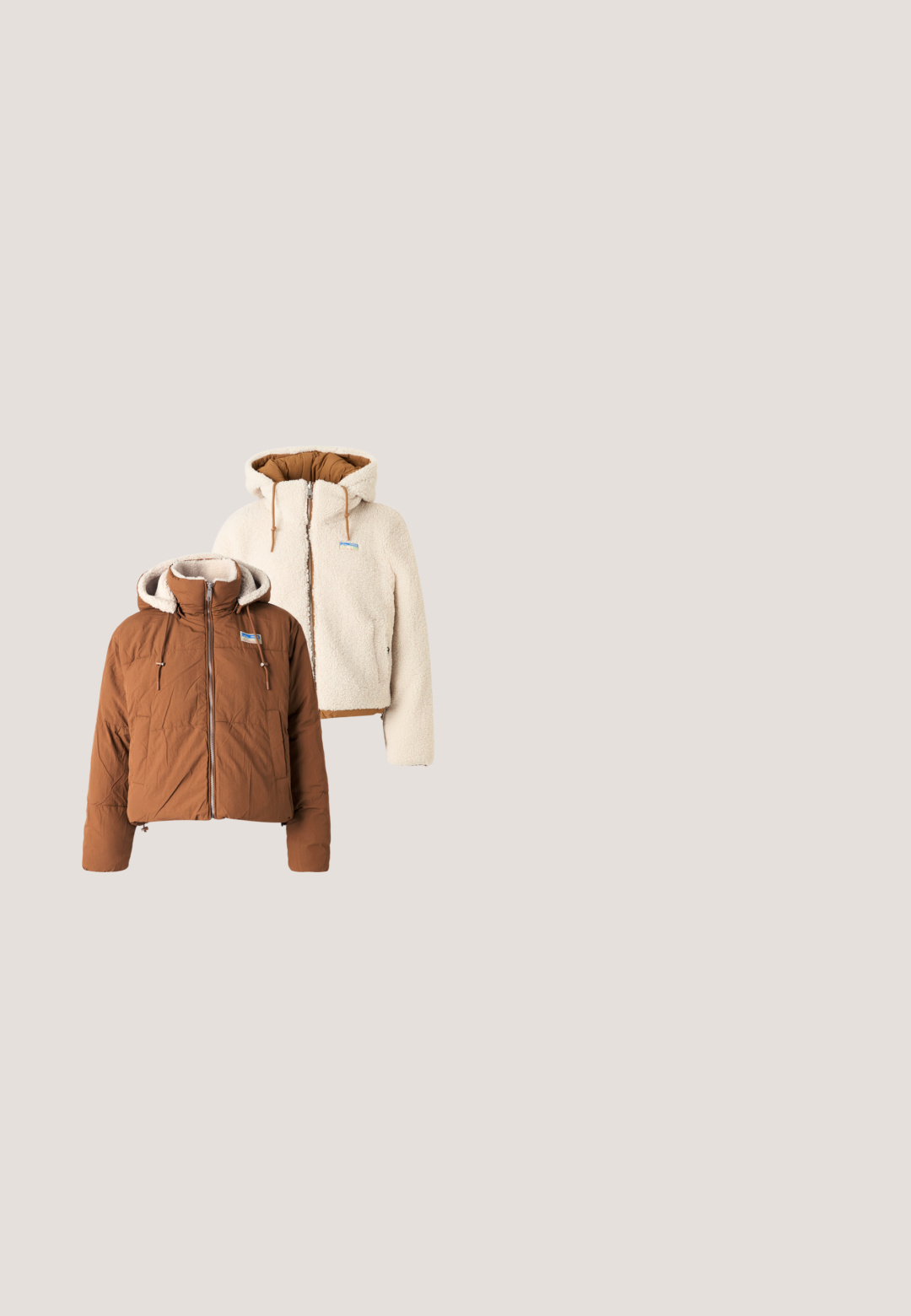 Deux vestes : une doudoune marron avec un col haut et une fermeture éclair à l'avant, et une veste crémeuse duveteuse avec une capuche et un bord élastique.; Cardigan marron en grosse maille avec manches longues, trois gros boutons et col en V, présenté sur un fond clair uni.; T-shirt à manches courtes avec des rayures horizontales bleu clair et blanc, et un col ras du cou blanc.; Jean en denim bleu foncé avec une coupe droite, taille haute et une ceinture tressée marron. Présente des coutures contrastées le long des coutures latérales.; Baskets basses en toile rose avec semelle blanche épaisse, embout blanc, lacets blancs et détail de bande noire sur la semelle.; Sac cabas matelassé rose vif avec doubles anses matelassées et une petite étiquette blanche dans le coin inférieur droit.