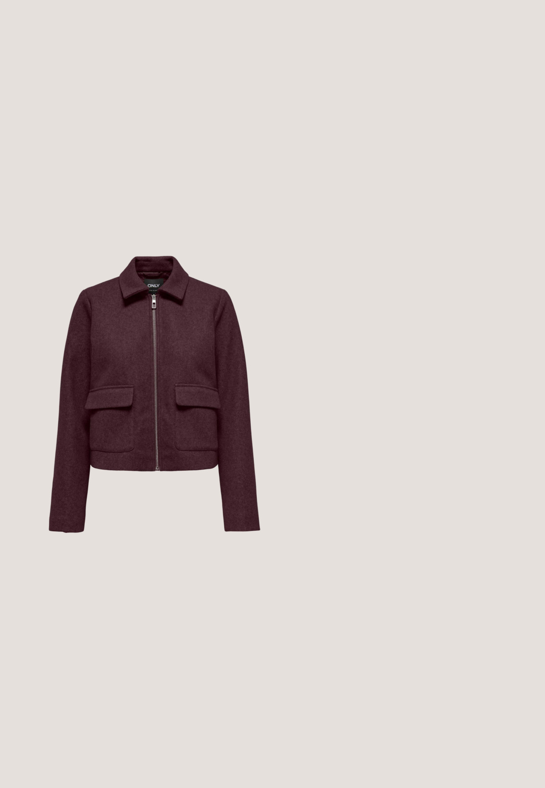 Veste en laine violet foncé avec col, fermeture éclair à l'avant et deux grandes poches à rabat de chaque côté.; Blouse bordeaux texturée à manches longues avec épaules bouffantes et col rond.; Pantalons larges bordeaux en tissu texturé, dotés d'une fermeture à bouton et de plis sur le devant, avec une longueur raccourcie à l'ourlet.; Baskets épaisses avec dessus en mesh et cuir bordeaux, rose et beige, semelle blanche épaisse, lacets roses et languette au talon sur un fond neutre.; Trousse de maquillage en cuir tressé bordeaux avec poignée et pochette rectangulaire assortie à fermeture éclair sur fond blanc.; Bague en argent ornée de trois pierres précieuses en forme de cœur aux nuances rouge et rose, avec une finition émaillée rose texturée et translucide.