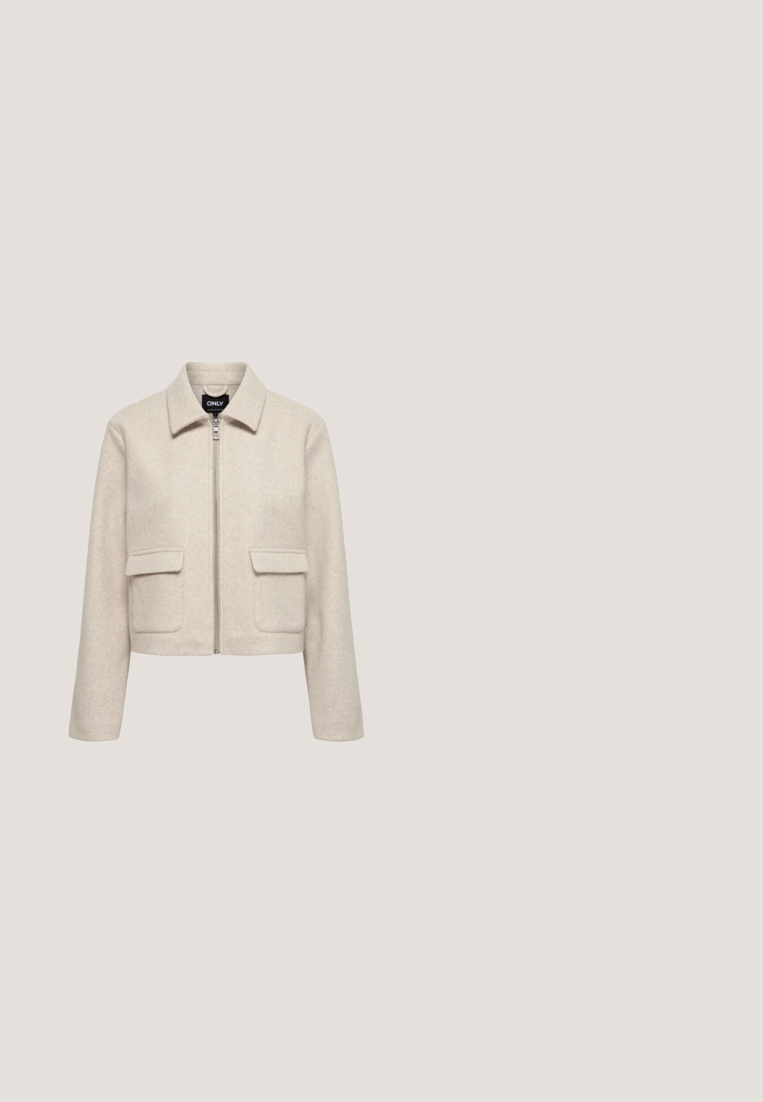 Beige jas van een wolmix met ritssluiting en kraag, twee klepzakken aan de voorkant en lange mouwen, met het label "ONLY" aan de binnenkant van de kraag.; Crème gebreide cardigan met een ronde halslijn, lange mouwen, geribde manchetten en een knoopsluiting aan de voorkant met grote, gladde knopen.; Witte t-shirt met korte mouwen van katoen, voorzien van een ronde halslijn versierd met kleine decoratieve kralen rond de kraag.; Witte brede broekspijpen met voorzakken en een stoffen ceintuur die in een strik is gestrikt rond de taille.; Witte lage sneaker met beige suède accenten op de neus en hiel, witte veters en een gestructureerde rubberen zool.; Crèmekleurige leren schoudertas met een gebogen bodem en een enkele dunne band, getoond tegen een witte achtergrond.
