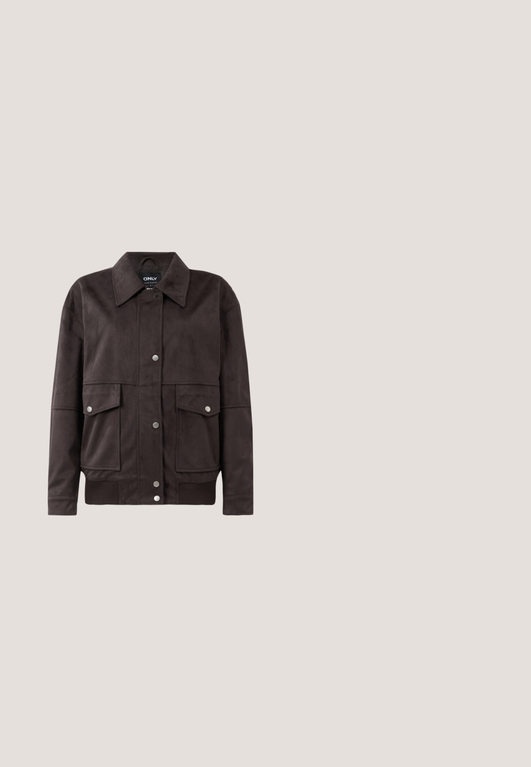 Brun faux suede jakke med knaplukning foran, store brystlommer og ribbede manchetter. Har en klassisk krave og en afslappet pasform.; Brun cropped sweater lavet af blødt materiale, med en dyb V-halsudskæring, lange ærmer og et overlappende design foran.; Brun kortærmet ribstrikket T-shirt med rund halsudskæring, lagt fladt på en hvid baggrund.; Brune flagrende bukser i et blødt, suede-lignende stof. Har fire lommer, en knaplukning og en glat, tekstureret overflade.; Mørkebrune læder snørebånds kampstøvler med tykk sort sål og hælløkke, vist i profil på hvid baggrund.; Mørkebrunt patentlæder håndtaske med sølv kæderekke, dekorerede dobbelte spænder og lynlås lukning.
