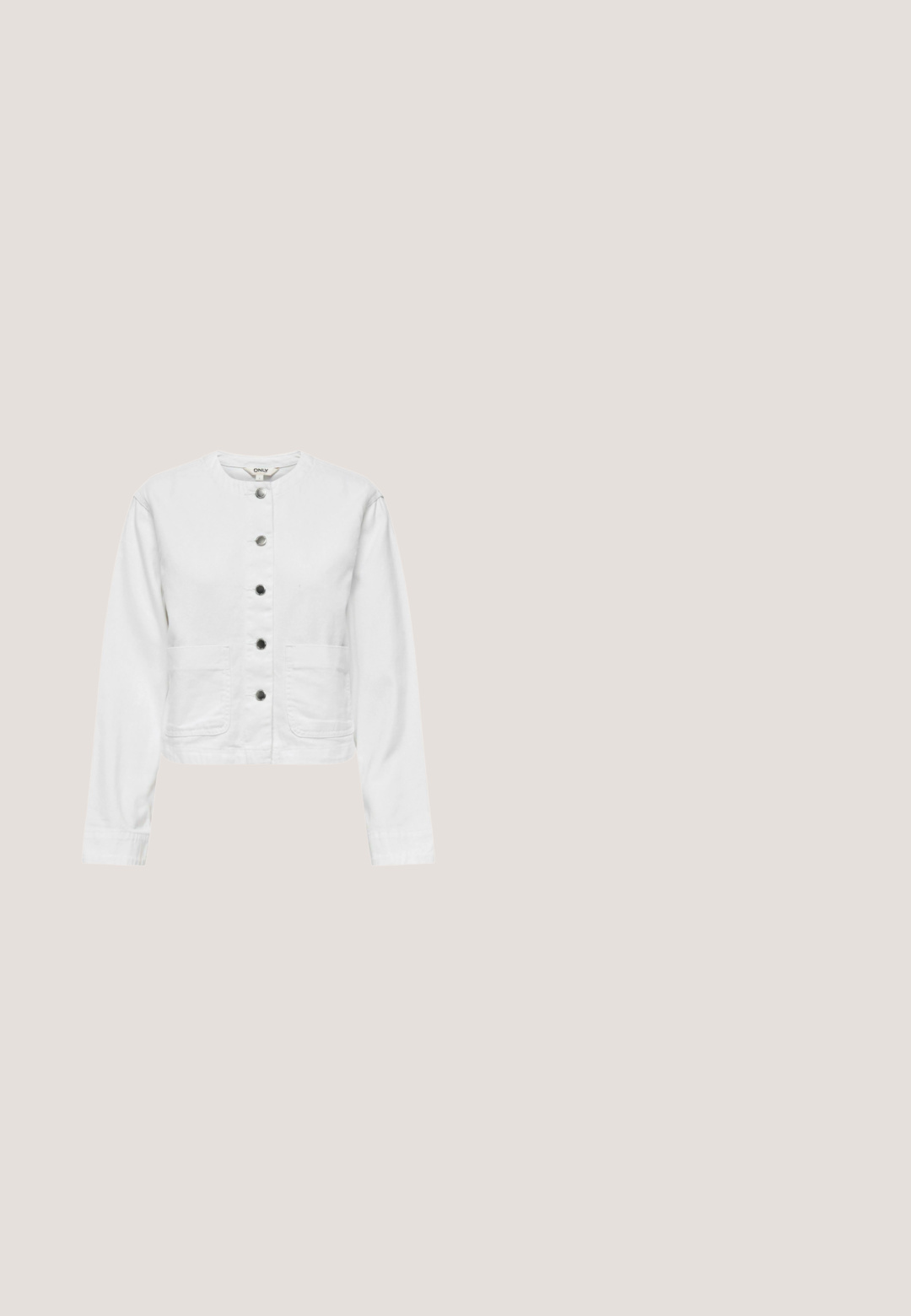 Chaqueta corta blanca de mezclilla con cuello redondo, mangas largas, cierre delantero de botones y dos bolsillos frontales.; Mono de manga larga texturizado negro con botones delanteros, cuello, piernas anchas y cinturón de lazo en la cintura.; Chancla de goma única de color marfil con tiras delgadas y plantilla texturizada vista de lado sobre fondo liso.; Gafas de sol cuadradas negras de gran tamaño con lentes oscuras y varillas metálicas doradas y delgadas, vista en ángulo que muestra el nombre de la marca en la lente.; Bolso de mano negro tejido con forma curva, rematado con una correa de cuero oscuro y detalles en metal dorado. Cierre de cremallera en la parte superior.; Pulsera de cordón negro con nudos ajustables y un charm circular dorado en el centro, con remates metálicos dorados en cada extremo, sobre fondo blanco.