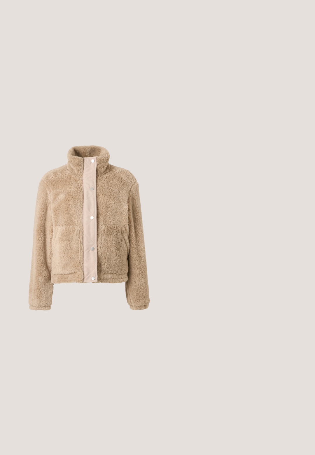 Beige fleece-takk med trykknapper, høy krage, lange ermer og to frontlommer, vist på en enkel hvit bakgrunn.; Laivastonsininen ribbineulottu lyhythihainen paita pyöreällä pääntiellä. Pystykuvioissa on tekstuurilliset urat. Merkkilappu näyttää "GAP".; Tummansinisiä korkeavyötäröisiä farkkuja, joissa on slim fit -leikkaus ja hienoinen haalistuminen. Yksinkertainen metallipainike ja vetoketjukiinnitys vyötäröllä.; Musta nahkakengät matalalla lohkokannalla ja kultaisilla solkiyksityiskohdilla. Mukana pyöristetty kärki ja teksturoitu pinta.; Ruskean teksturoidun nahkainen olkalaukku, jossa on yksittäinen olkahihna ja suuri kultainen ovaali solki, jossa Guess-logo edessä.; Pari pieniä kultaisia korvarenkaita, joissa on kiertynyt muotoilu ja hienovaraiset tähtikaiverrukset, esitetty edestä perhosenmuotoisilla takakiinnikkeillä.