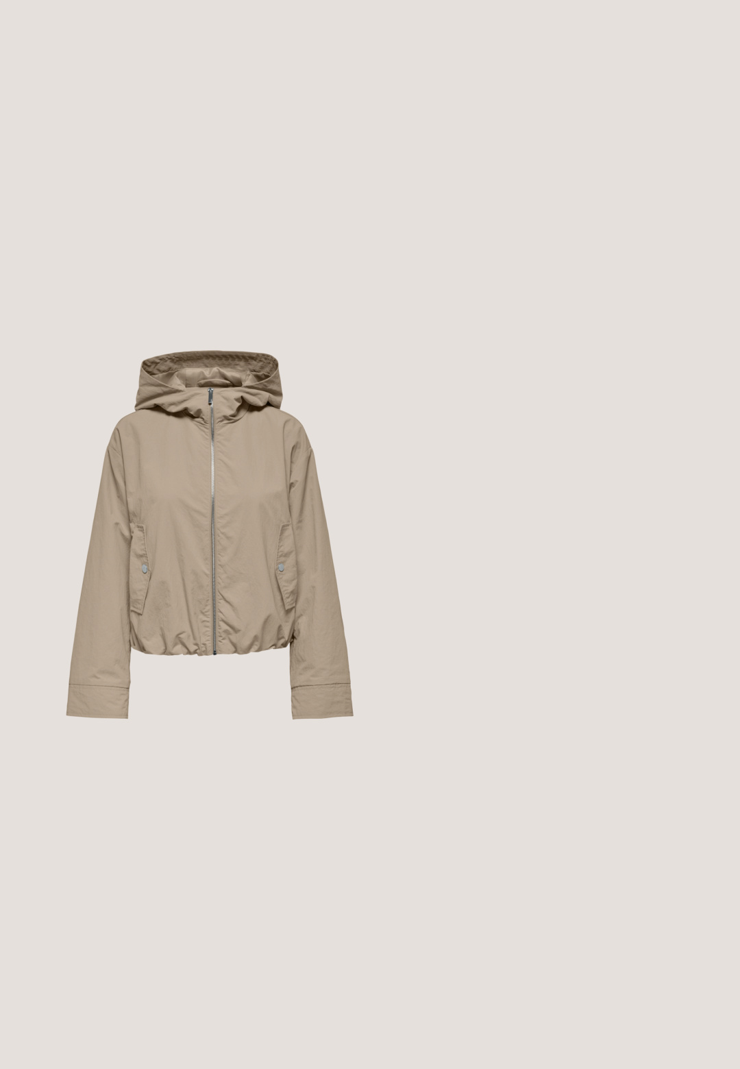 Beige cropped jack met capuchon, voorkant met rits en twee zijzakken. Gemaakt van lichtgewicht stof met een gladde textuur.; YOEK Longsleeve - black; Elastische tailleband broek met trekkoord in khaki en beige zebra patroon. Middelhoge taille, uitlopende pijpen, zachte textuur. Geschikt voor casual wear.; Metallisch gouden en lichtroze sport sneaker van mesh en synthetische materialen, met een gestructureerde bovenkant, gevoerde kraag en rubberen zool.; Donkerbruine zachte stoffen schoudertas met brede bodem en bovenkant met ritssluiting op een witte achtergrond.; Zilveren creolen met een gladde, gepolijste afwerking, met een gebogen vorm en een beveiligd sluitmechanisme. Elke oorbel is cirkelvormig.