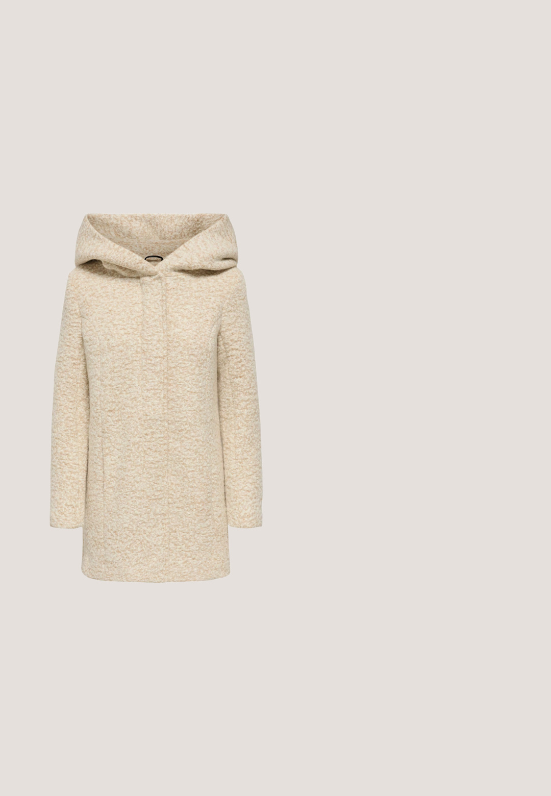 Abrigo texturizado beige con una gran capucha, que cuenta con un cierre de botones en la parte frontal y mangas largas. El material tiene una apariencia suave y tejida.; Cárdigan de punto beige con mangas largas y detalle de lazo en el cuello delantero, con una tela texturizada y puños y dobladillo acanalados.; Camiseta de manga corta blanca hecha de algodón suave. Presenta un escote redondo, un ajuste ligeramente holgado y no tiene patrones ni gráficos visibles.; Vaqueros de mezclilla azul oscuro con un ajuste clásico skinny. Incluyen cinco bolsillos, cremallera y un sutil efecto de desgaste para dar textura.; Zapatilla blanca con parte superior de cuero sintético, detalles texturizados en beige, punta redonda, suela plana y detalle de estampado de leopardo en el talón.; Bolso de mano de cuero color crema con correa ajustable para el hombro y asa superior redondeada, diseño minimalista y herrajes en tono plateado.