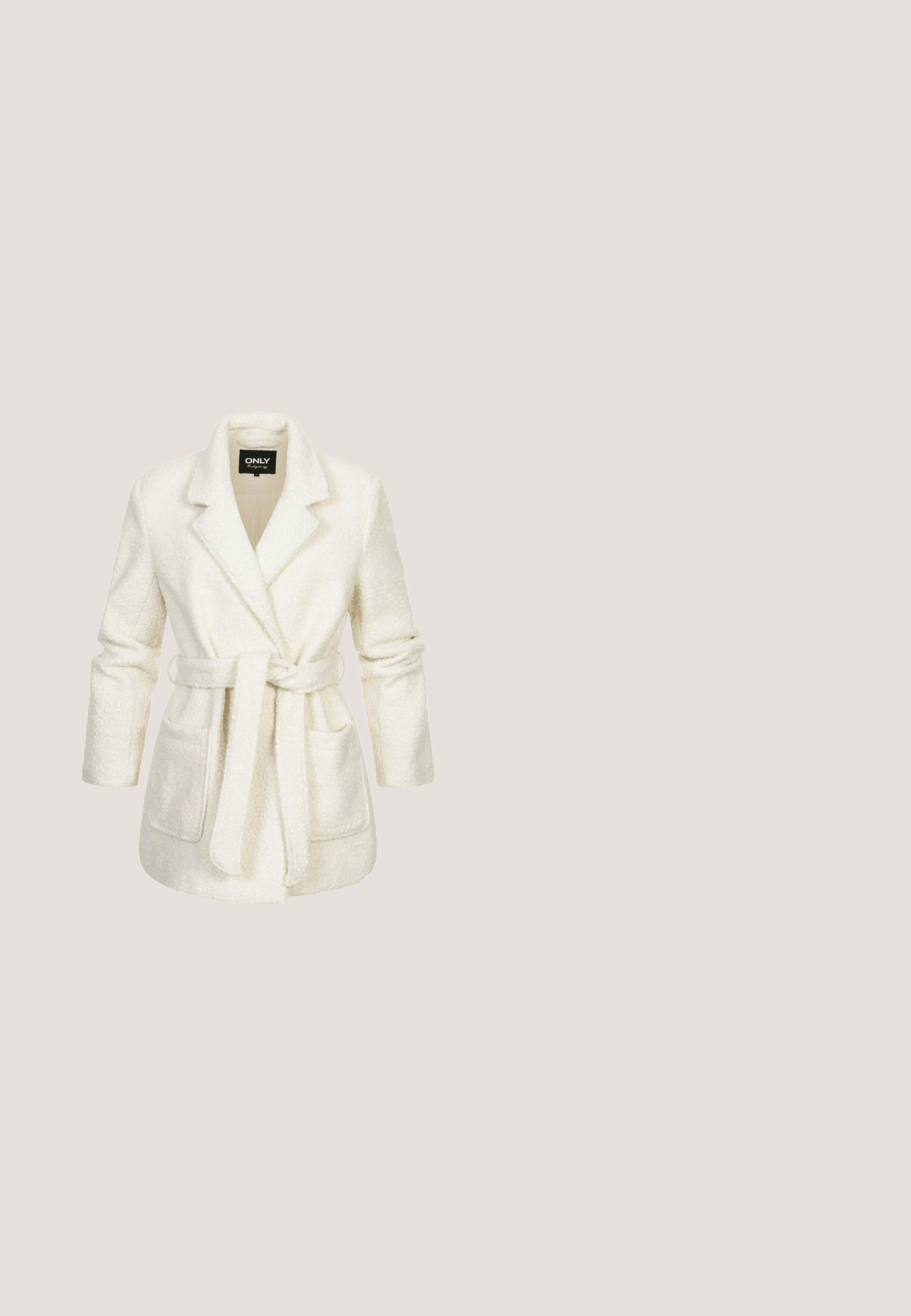 Witte, textuur rijke, gebelde bovenkleding met lange mouwen, een gesneden kraag en twee voorzakken; gemaakt van een zacht, fluffy materiaal.; Crèmekleurige gebreide trui met korte mouwen en vijf kleine zwarte satijnen strikjes symmetrisch aan de voorkant vastgenaaid.; Lichtblauwe uitlopende jeans van denim met een middellange taille, voorzien van zijzakken en stiksels langs de naden en zoom.; Witte sneakers met een plateauzool, voorzien van beige en marineblauwe accenten, gemaakt van gladde en gestructureerde materialen. Veters en een afgeronde neus.; Miriade A SPALLA ROANA - Schoudertas - bianco; Gouden metalen oorbellen met een elegante, druppelvormige uitstraling, kenmerkend voor een glanzende afwerking en een asymmetrisch design. Geen zichtbare sluitingen of accenten.
