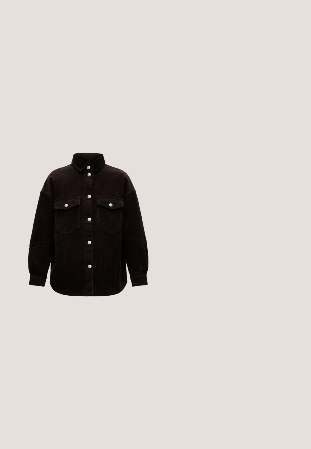 Sort kordfløjls skjortejakke med lange ærmer, knaplukning foran med sølvknapper og to brystlommer med knapklapper.; Ung kvinde med langt krøllet hår iført en mørkebrun langærmet cropped top og lyseblå jeans med høj talje mod en ensfarvet baggrund.; Mænds højtaljede blå denim jeans med brede ben, frontknap og lynlås samt for- og baglommer.; Brun sneaker med hvide detaljer, lavet af glatte og teksturerede materialer, udstyret med en gummisål og snørelukning, med et sporty design.; Blød brun ruskind skuldertaske med en enkelt rem og sølvfarvet metal hardware på en ensartet lys baggrund.; Sølvkæde med en lille vedhæng formet som bogstavet "S" og en justerbar lås i enden.