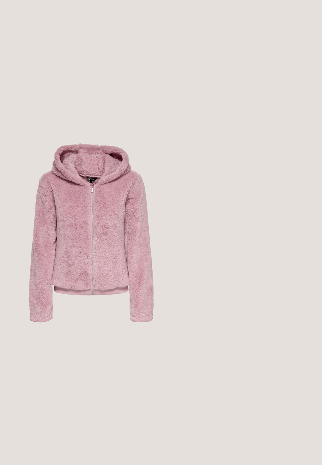 Zachte roze hoodie met een ritssluiting aan de voorkant en een gevoerde capuchon. Geribbelde zoom en manchetten, gemaakt van een zachte, gestructureerde stof voor comfort.; Roze cropped top met korte mouwen en kleine rode hartjes die gelijkmatig over de stof zijn verdeeld.; Lichtblauwe uitlopende jeans van denim met een middellange taille, voorzien van zijzakken en stiksels langs de naden en zoom.; Witte lage sneaker met roze suède overlays, beige accenten, geperforeerde neus en gebrandmerkt zijpaneel, getoond in zijaanzicht op witte achtergrond.; Roze, gevoerde handtas met een afgeronde vorm, gemaakt van glanzend materiaal. Beschikt over een geplooide handgreep en een ritssluiting voor veilige toegang.; Gouden oorringen met een textuurontwerp en kleine, ronde kraaltjes langs de buitenrand. Lichtgewicht met een veilige sluiting.