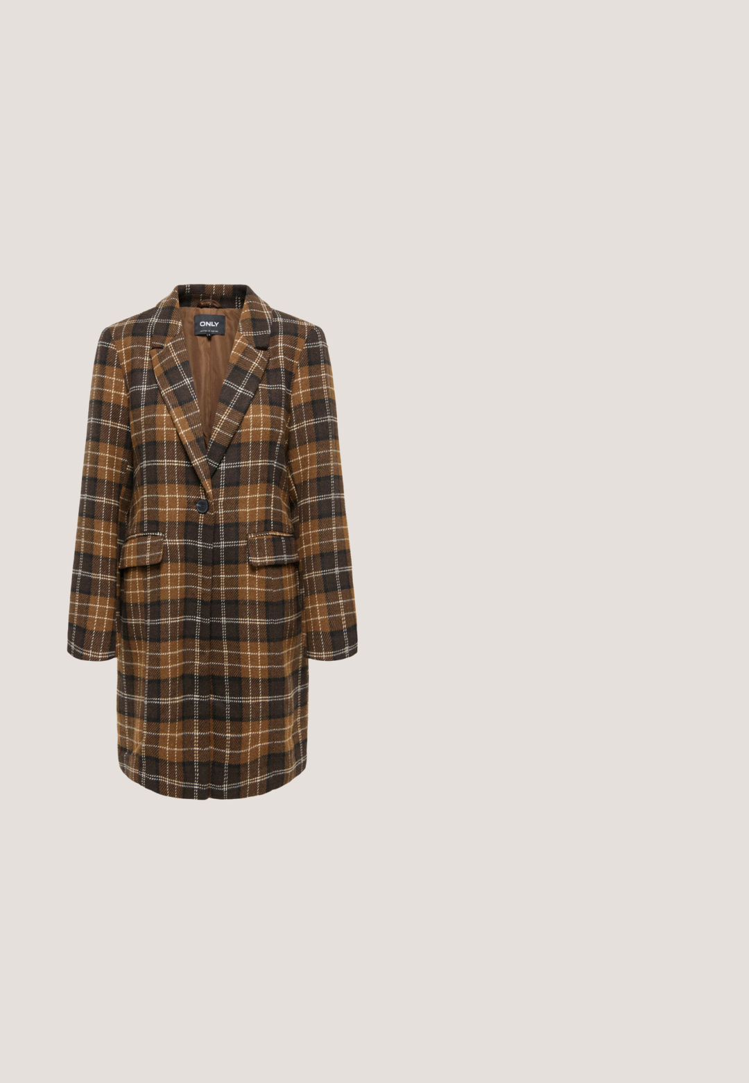 Blazer à carreaux marron et noir, avec un col cranté, une fermeture à un bouton et deux poches avant. Confectionné en tissu texturé.; Pull tricoté jaune à manches longues avec col rond, poignets et ourlet côtelés sur fond gris clair.; Sofie Schnoor Jean droit - dark denim blue; Baskets en cuir jaune avec rayures noires, un bout texturé et une semelle blanche, associées à un jean en denim sombre, posées sur une surface verte.; Sac à épaule noir en crochet avec six accents de disques réfléchissants ronds et une fermeture éclair sur le dessus.; Boucles d'oreilles en argent avec un design ondulé et texturé, en forme de croissants superposés ; la finition polie accentue les qualités réfléchissantes.