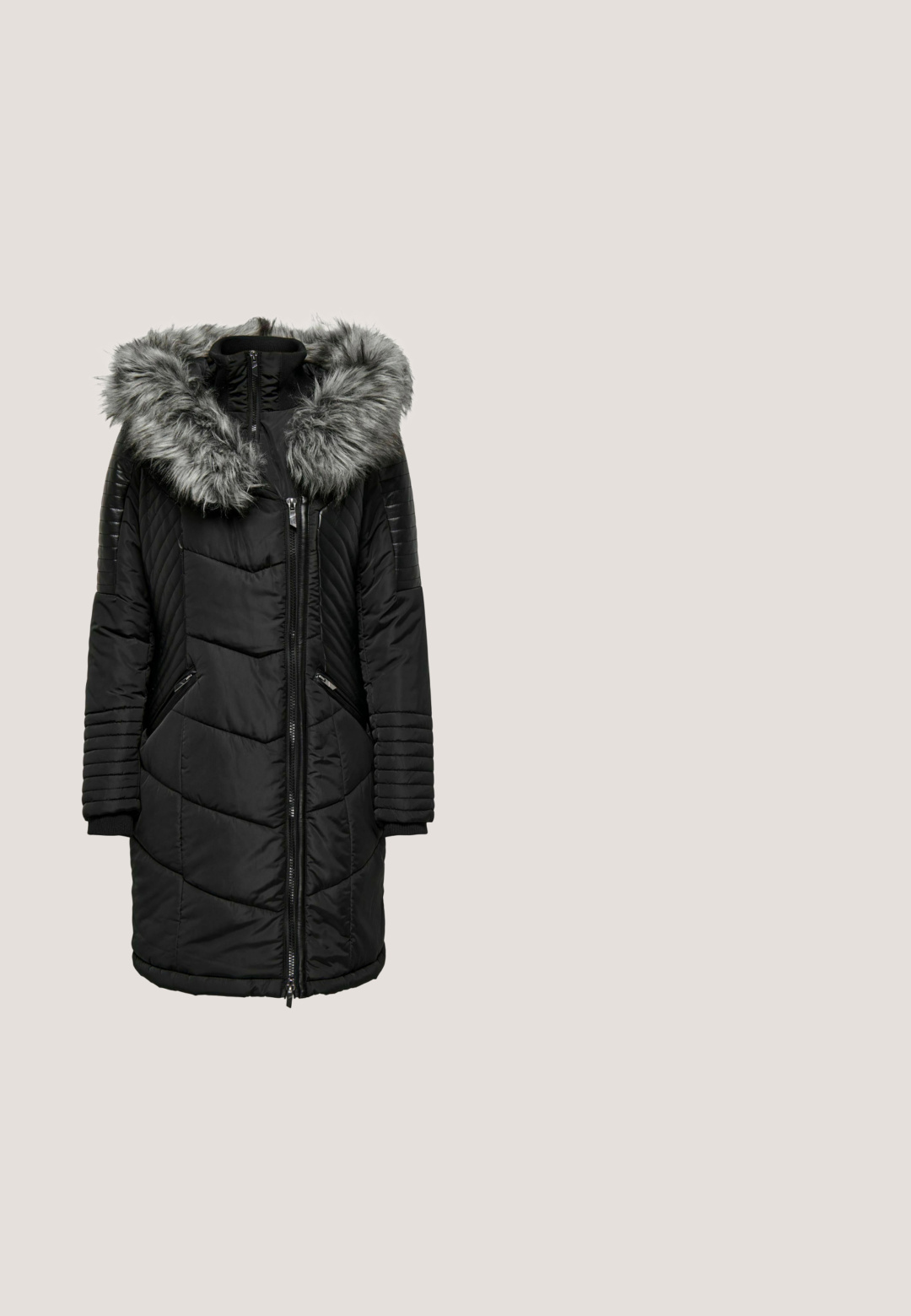 Abrigo acolchado negro con capucha de pelo sintético gris desmontable. Presenta un diseño acolchado diagonal, dos bolsillos con cremallera y puños de punto acanalado.; Suéter de cuello alto a rayas negro y crema con cierre de cremallera en el cuello, que presenta un corte holgado y una textura de punto. Acentuado con un detalle de hardware plateado.; Jeans de mezclilla azul claro de tiro alto con cierre frontal de botón y cremallera, diseño de cinco bolsillos y piernas ligeramente acampanadas.; Botín de cuero negro hasta el tobillo con una suela de goma gruesa, puntera redonda y una lengüeta en la parte posterior para facilitar el calzado. Textura suave, diseño minimalista.; Bolsa tote de piel de imitación negra con textura suave, asas cortas y forma rectangular. Presenta una pequeña etiqueta con logotipo en un lado.; Dos pares de pendientes de aro plateados y brillantes con un diseño distintivo en forma de V puntiaguda, exhibidos sobre un fondo blanco.