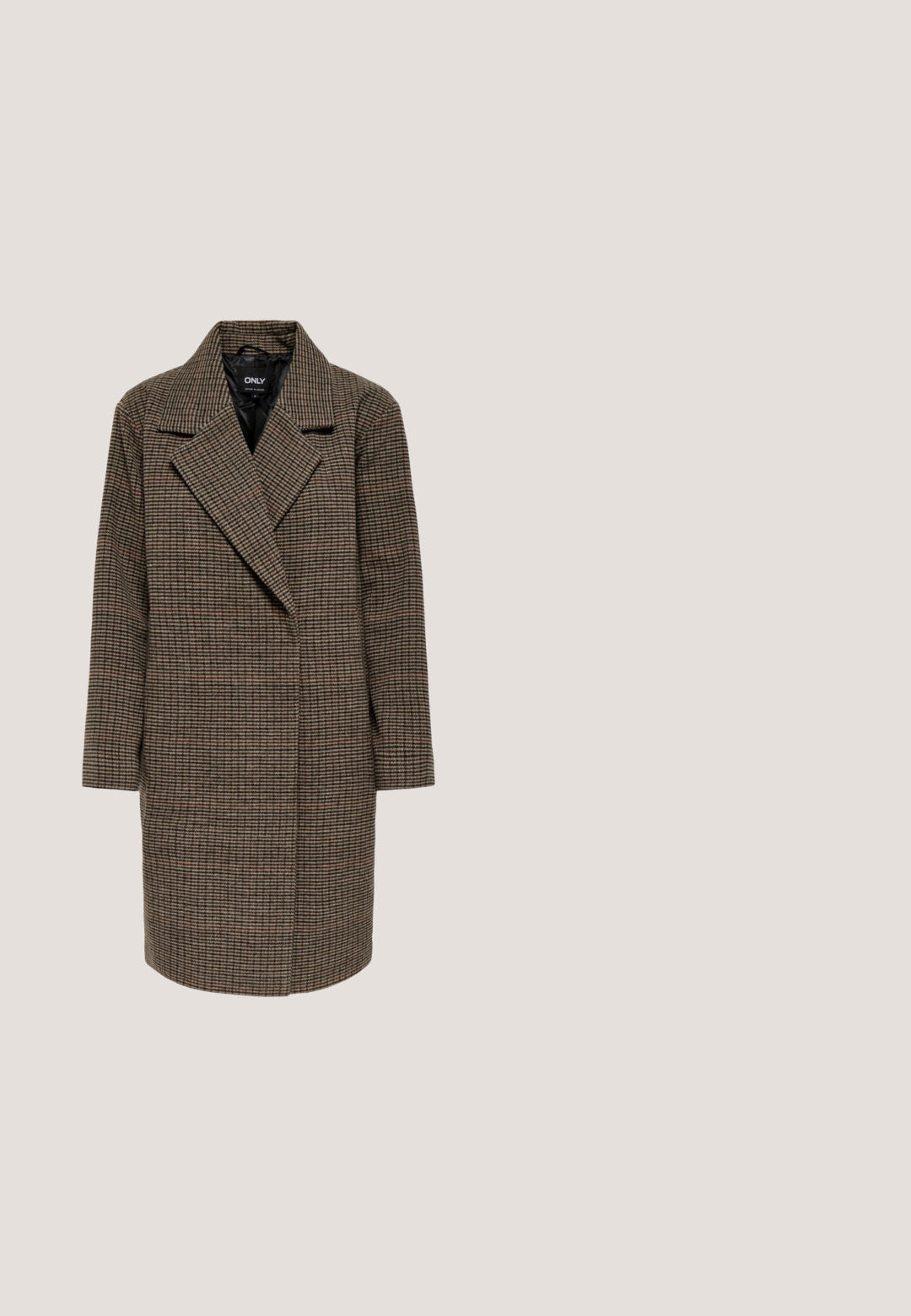 Long manteau en laine à carreaux marron et noir avec larges revers et manches longues, étiqueté UNIQUEMENT à l'intérieur du col.; Pull à col roulé marron avec des manches longues, une coupe ajustée et une texture côtelée autour du col et des poignets.; Pantalon droit marron foncé avec passants de ceinture et détails de couture à l'avant, présenté sur fond blanc.; Bottine en cuir marron avec des côtés élastiques, semelle en caoutchouc noir et accents côtelés. Comprend une languette pour un enfilage facile et une tige texturée.; Sac hobo en daim marron doux avec une seule sangle large et des bords supérieurs arrondis, présenté sur un fond blanc.; Une paire de boucles d'oreilles en or, brillantes, lisses, en forme d'ovales irréguliers, posées sur une surface claire.