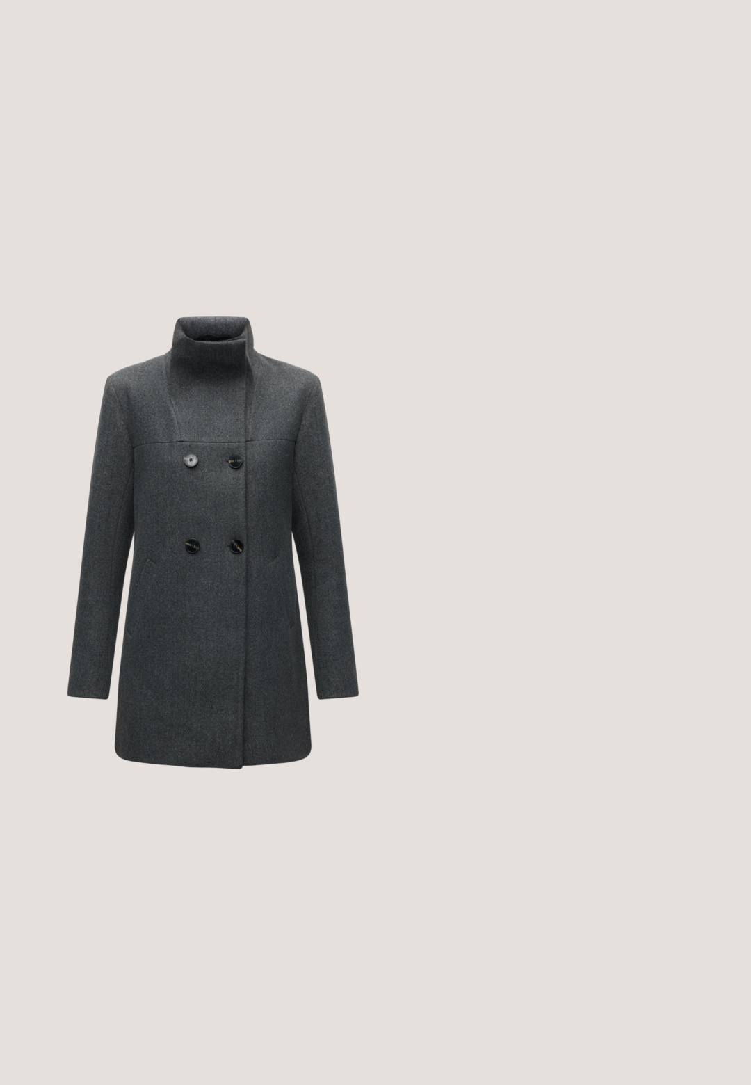 Manteau en laine gris foncé à double boutonnage avec col montant haut et manches longues, présenté sur un fond clair uni.; Robe pull longue en tricot à côtes gris foncé avec un col montant, des poignets et un ourlet côtelés sur fond blanc.; Bottes noires en cuir, montantes jusqu'au genou, avec une fermeture éclair sur le côté, une finition texturée, un bout arrondi et une semelle en caoutchouc épaisse dotée d'un motif de semelle segmenté.; Lunettes de soleil noires en forme de œil de chat avec des verres foncés, une monture en plastique brillant et des bords angulaires. Marque visible sur la branche gauche.; Sac cabas en cuir noir avec deux poignées, forme rectangulaire, et une surface simple texturée sur un fond blanc uni.; Boucles d'oreilles en métal argenté en forme de goutte, avec une surface lisse et réfléchissante, présentant un design sans couture et sans embellissements visibles.