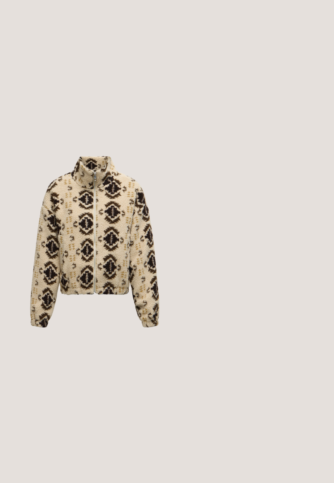 Beige fleecejakke med sorte og brune geometriske mønstre, fuld lynlås foran, høj krave og elastiske manchetter.; Sort højhalset sweater med lange ærmer og ribbede manchetter og kant, præsenteret på en hvid baggrund.; Mørkebrune bootcut-jeans med knap og lynlåslukning, for- og baglommer, vist fladt på en ensfarvet hvid baggrund.; Brun læderankelstøvle med rundet tå og mellemhøj blokhæl på ens hvid baggrund.; Sort læder skuldertaske med et gentagne beige geometrisk mønster, guld lynlås og to justerbare remme på en hvid baggrund.; Par af skinnende guldfarvede hoop-øreringe med snoet, flettet design på en enkel hvid baggrund.