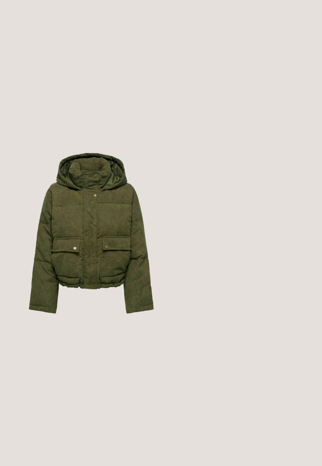 Chaqueta acolchada verde con capucha, botones de presión y dos bolsillos frontales con solapa, diseñada para el calor y el uso casual.; Suéter verde texturizado con cuello en V y ajuste holgado. Puños y dobladillo acanalados. Hecho de un material suave tejido.; Pantalones a rayas en verde y azul marino con un diseño de pierna recta y una cintura elástica. La tela tiene una textura suave y presenta un clásico patrón de cuadros.; Zapatillas verdes y blancas con parte superior texturizada, detalles de ante, cordones rosa claro y suela de goma marrón. Presentan un logo metálico en el talón.; Bolso bandolera de ante verde oliva con correa ajustable y bolsillo frontal con cremallera sobre fondo blanco liso.; Pendientes de aro verdes translúcidos con un diseño curvado y abierto y un acabado pulido. Cuentan con un cierre tipo brote para un uso seguro.