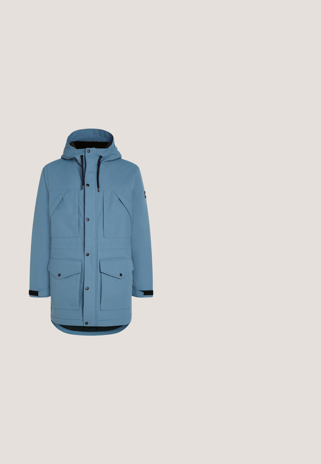 Chaqueta de invierno con capucha en azul claro, con botones de presión en la parte delantera, cordones negros y cuatro bolsillos con solapa, mostrada sobre un fondo blanco.; Jersey de algodón azul con cuello en V, mangas largas, puños y bajo acanalados, y un pequeño logo bordado en el pecho.; Camiseta azul marino de manga corta con rayas horizontales blancas. Cuello redondo y tejido de algodón suave. Sin logotipos o adornos visibles.; Pantalones jogger de color gris claro, confeccionados en tela suave, con bolsillos laterales con cremallera en negro y una cintura con cordón ajustable para un fit personalizado.; Zapatillas Colmar de color beige y tostado con paneles de malla y ante, cordones beige, franja roja en la entresuela y detalles azules en el talón y el logo.; Bolsa de deporte azul oscuro con correas de cuero marrón, asa de cuero marrón, bolsillo frontal con cremallera y costuras blancas, sobre un fondo blanco.