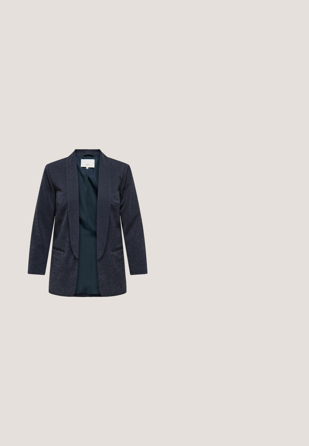 Blazer de mujer en azul marino oscuro con sutil purpurina, de mangas largas, con abertura frontal y dos bolsillos delanteros.; Kaffe Curve KCHELENA - Camiseta estampada - black oyster; Pantalones de lino ligeros y transpirables con cintura ajustable, con rayas verticales en azul y marrón sobre un fondo blanco.; Zapato de tacón alto negro con puntera afilada, material de cuero y una correa frontal con la marca. Tacón delgado y textura suave.; Bolso bandolera de cuero plateado con un acabado texturizado, acentos de cadena y correa, y cierre de cremallera. Presenta un logotipo en la parte frontal.; Pendientes de plata con una forma orgánica y abstracta. Superficie lisa y brillante con un diseño cónico. Presentan suaves curvas y un detalle de línea central.