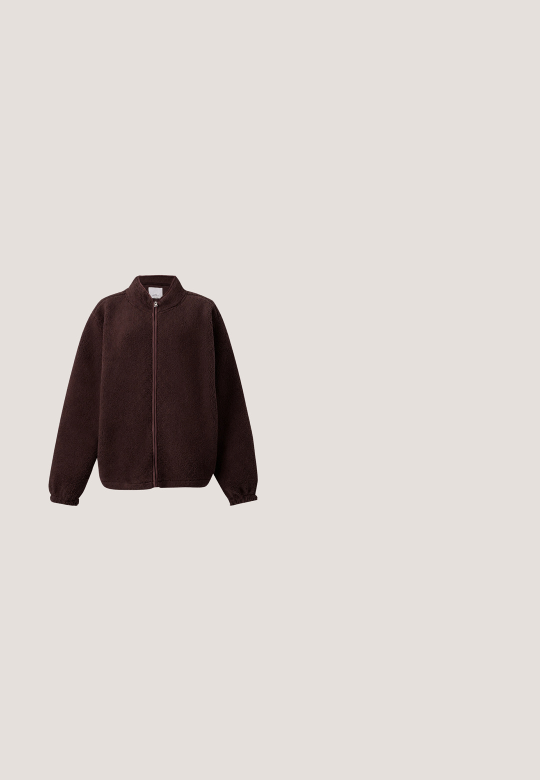 Σκούρο καφέ μπουφάν fleece με πλήρες φερμουάρ, όρθιο γιακά και ελαστικά μανίκια, εμφανίζεται σε απλό ανοιχτό φόντο.; Καφέ μπλούζα με μακριά μανίκια και φαρδύ στρογγυλό ντεκολτέ, φτιαγμένη από απαλό ύφασμα, απλωμένη επίπεδα σε λευκό φόντο.; Καφέ και κρεμ σχέδια παντελόνια φόρμας με ελαστική μέση και ευθεία γραμμή, κατασκευασμένα από μαλακό, ελαφρύ ύφασμα.; Παπούτσια πλατφόρμας σε καφέ και κρέμα παραλλαγής, με αντίθεση στα ταμπά σόλες και λευκές κορδόνες. Το επάνω μέρος διαθέτει συνδυασμένα υλικά και υφές.; Σκούρο καφέ δερμάτινη τσάντα ώμου με καμπύλο σχήμα, λεία υφή και έναν ρυθμιζόμενο ιμάντα. Διαθέτει κλείσιμο με φερμουάρ.; Σκουλαρίκια σε χρυσό τόνο με αφηρημένο, οργανικό σχήμα, με υφή στην επιφάνεια και κούμπωμα με καρφί.