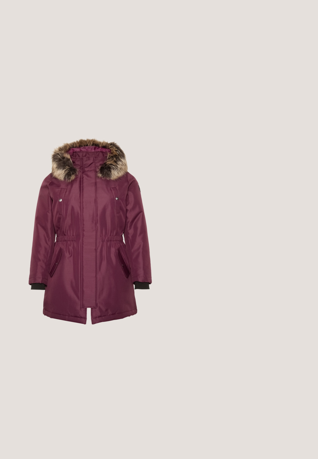 Bordeaux jas met een met bont afgewerkt capuchon, elastische taille, zijzakken en geribbelde manchetten, gemaakt van een glanzende, waterbestendige stof.; Overhemd met lange mouwen en knopen in donkerpaars met witte gestippelde bladpatronen en twee borstzakken met kleppen.; Grijze flared broeken met een brede tailleband. Glad weefsel met een lichte glans, van donkerboven naar lichter beneden.; Zwarte leren enkellaarzen met grove plateaulzool, elastische zijkanten, aantreklus en veterdetail bij de hiel, op een witte achtergrond.; Zwart en zilveren handtas met een geweven, gestructureerd oppervlak dat vierkante patronen bevat, een enkele bovenhandgreep en een slungelige vorm.; Delicate zilveren ketting met zeven kleine vierkante hangers die gelijkmatig zijn verdeeld, elk met een heldere steen.