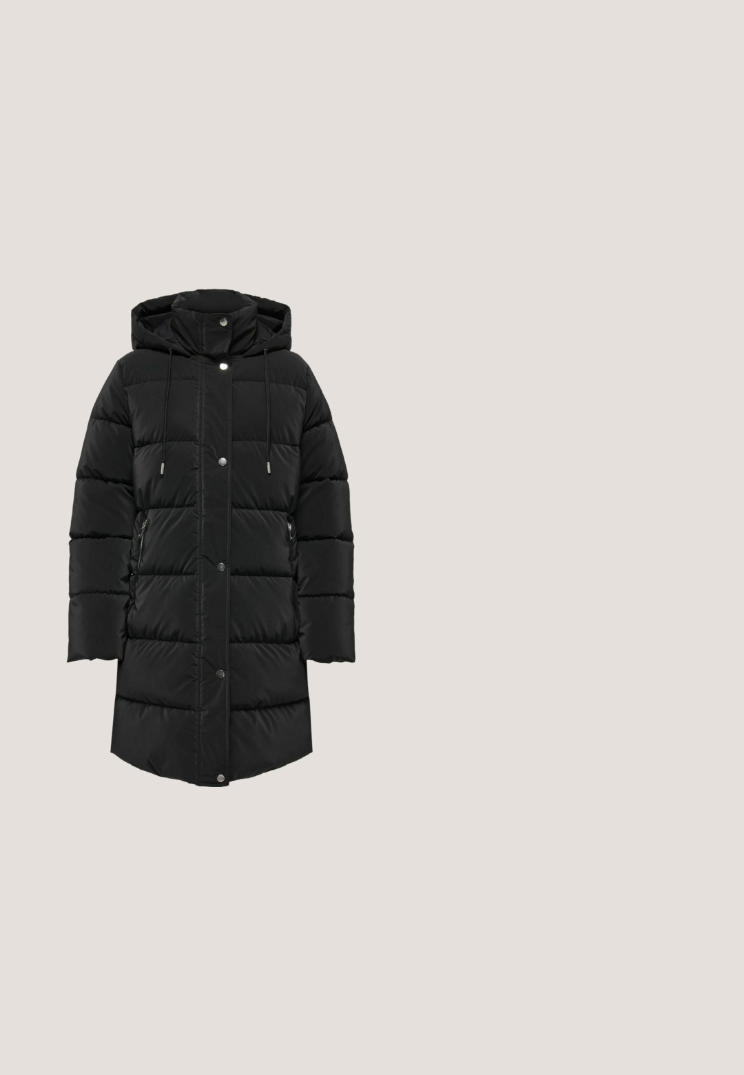 Zwarte gewatteerde jas met een capuchon, voorzien van een knoopsluiting, zijzakken met rits en een gewatteerd ontwerp voor isolatie en warmte.; Zwarte pullovertrui met geribbelde textuur, brede halslijn en lange, iets opbollende mouwen. Gemaakt van zachte, rekbare stof.; Zwarte skinny jeans van denim, met een medium hoge taille, vijf-pocket ontwerp, een ritssluiting aan de voorkant en een gladde textuur.; Zwarte enkellaarsjes van leer met een glad oppervlak, ronde neus, veters aan de voorkant en een stevige platte zool. Hakhoogte ongeveer 2,5 cm.; Zwarte leren handtas met een gebogen vorm, voorzien van gevlochten accenten en een afneembare riem. Gladde textuur met ritssluiting.; Oorringen van roségoud met kleine bedels in de vorm van vijfbladige bloemen die aan elke ring hangen, met een gladde en gepolijste afwerking.