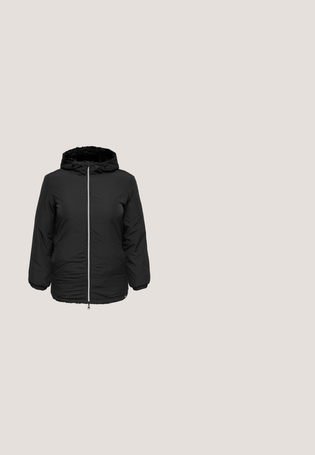 Veste rembourrée noire avec capuche, dotée d'une fermeture éclair à l'avant, de poignets élastiques et d'une douce fourrure à l'intérieur de la capuche. Tissu lisse et résistant à l'eau.; Pull noir en tricot à texture côtelée, décolleté large et manches longues légèrement bouffantes. Fabriqué en tissu doux et extensible.; Pantalon noir à jambes larges avec taille haute et coupe droite, présenté sur fond blanc, vue de face.; Botte Chelsea en cuir noir avec panneau latéral élastique, languette à l'arrière et semelle en caoutchouc épaisse avec une semelle profonde.; Sac à épaule en cuir tissé noir avec une large poignée et une bandoulière amovible et réglable, présenté sur fond blanc.; Paire de boucles d'oreilles créoles géométriques argentées avec une forme carrée et fermoirs à tige sur fond blanc.