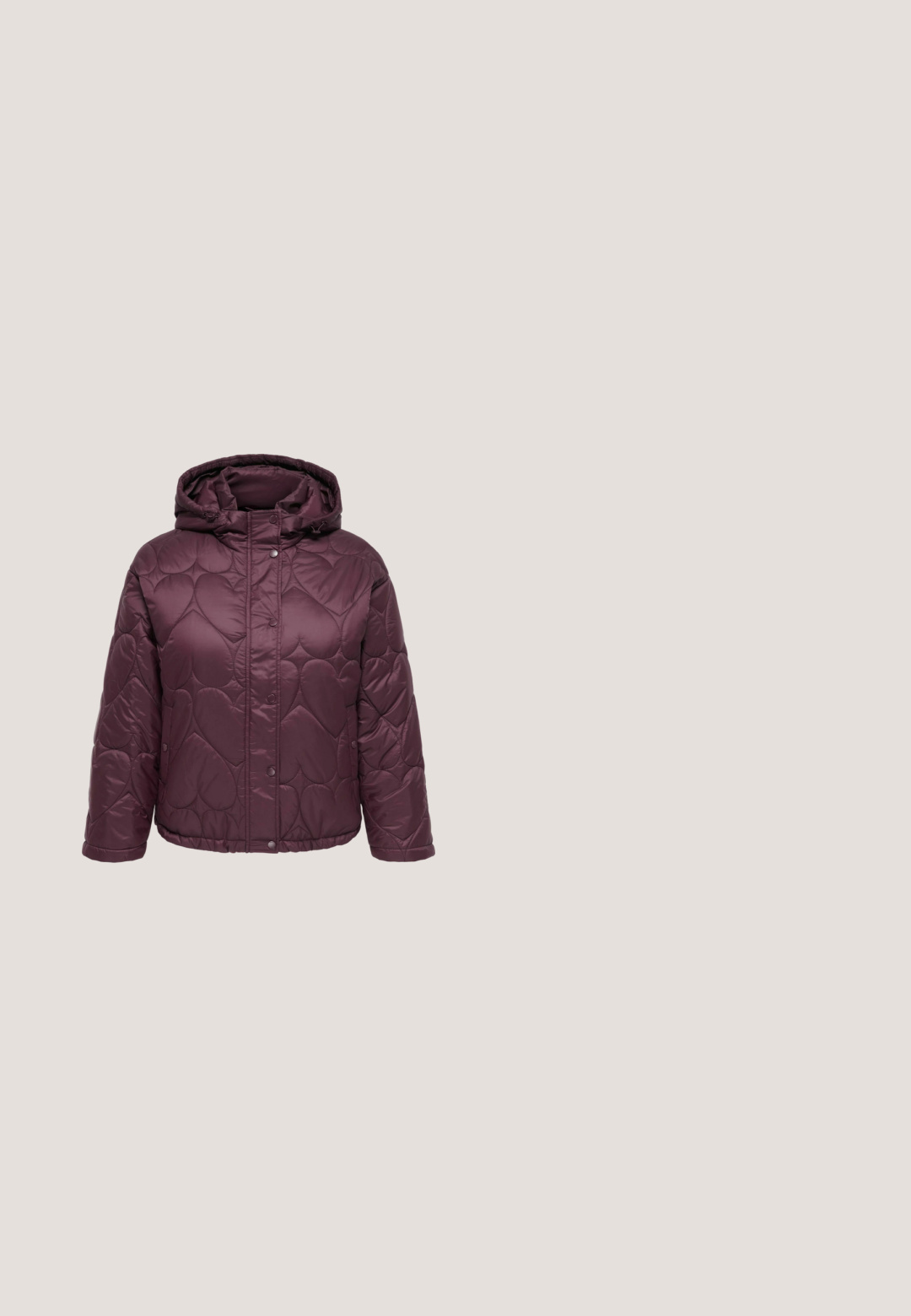 Donkerpaarse gewatteerde jas met capuchon en hartvormig stiksels patroon, voorsluiting met drukknopen en lange mouwen.; Bordeaux ribbel blouse met lange mouwen en pofmouwen, voorzien van een roze geruite puntenkraag en een knoopsluiting op de rug.; Denim flare jeans in medium blauw met een gladde textuur, voorzien van zijzakken en een ritssluiting. Subtiele whisker-details.; Bordeaux enkelboot met krokodillenstructuur, puntige neus en gebogen zwarte blokhak op een effen witte achtergrond.; Bordeaux faux leren clutch met een zilveren kettinghengsel, voorzien van een gespontwerp en metalen ogen over de voorkant voor extra detail.; Zilveren oorbellen met een kenmerkend, abstract ontwerp met onregelmatige vormen en een glanzende afwerking. Voorzien van stekerij om vast te maken.
