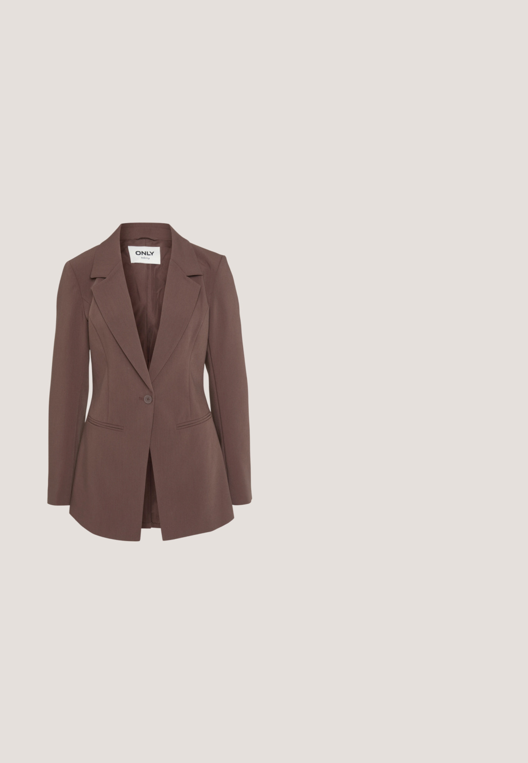Brun skræddersyet blazer med almindelig revers, enkel knaplukning, to sidelommer og glat tekstur. Fuldt foret inderside.; Brun, figursyet off-shoulder top med foldet halsudskæringsdetalje, ærmeløs, vist mod hvid baggrund.; Brune bukser med brede ben og elastisk talje, der har to lodrette plisseringer foran. Glat, letvægtsstof.; Brune kunstlæder stiletter med spidse tæer og krokodilletekstur, der har en slank, vinklet hæl og en glat inderside.; Brun læderhandtaske med en sammensnøring, guld kædestrop og blød, struktureret overflade. Kompakt form velegnet til aftensbrug.; Delikat dobbeltlags guldkæde med jævnt fordelt små hvide perler på en ensartet lys baggrund.