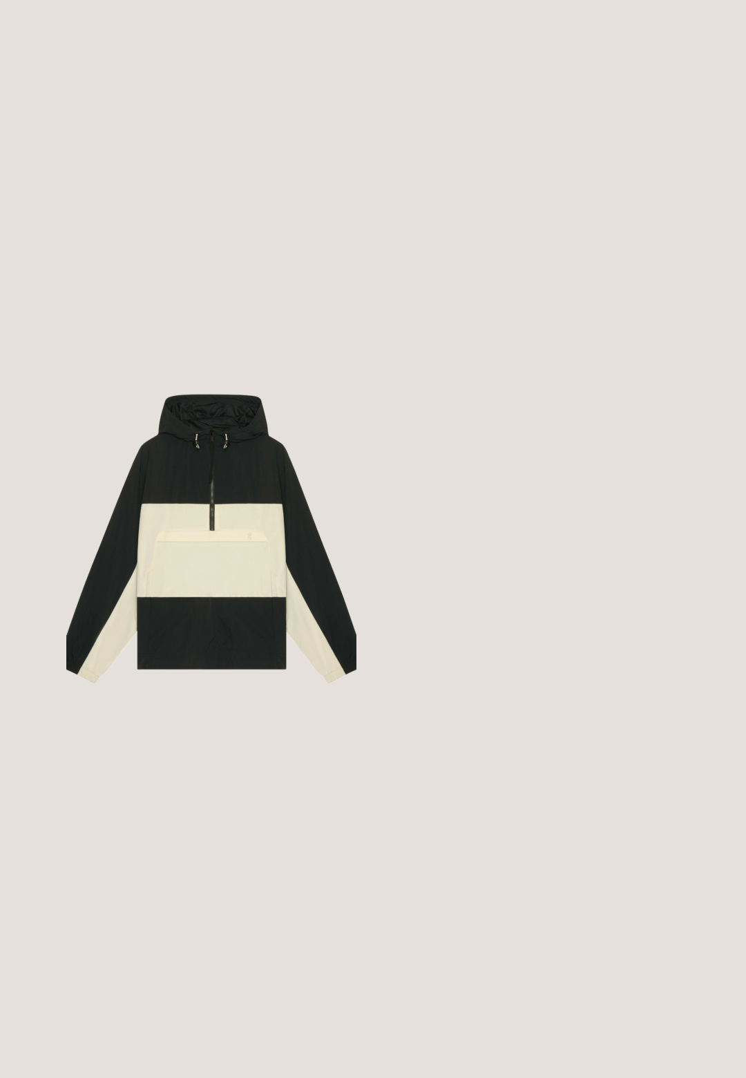 Zwart-beige gewatteerde jas met capuchon, halve ritssluiting aan de voorkant en een grote horizontale zak op de borst, lange mouwen en elastische boorden.; Zwarte sweatshirt met lange mouwen, een ronde halslijn, raglanmouwen, verkorte zoom en een wit Puma-logo op de linkerkant van de borst.; Zwarte trui met lange mouwen, ronde hals en elastische zoom. Gladde structuur, eenvoudig ontwerp, en subtiele branding op de linkermouw.; Zwarte sportieve broeken met witte zijstrepen, gemaakt van zachte stof. Voorzien van een elastische tailleband en ritszakken voor veilige opslag.; Zwarte geïsoleerde instapschoenen met textuurzolen en een wit logo, gedragen met grijze gebreide sokken, gecombineerd met geribbelde mosterdkleurige broek.; Zwarte gewatteerde tote bag met twee stevige handvatten, voorzien van een voorvak en een gladde textuur. Logo zichtbaar aan de voorkant.