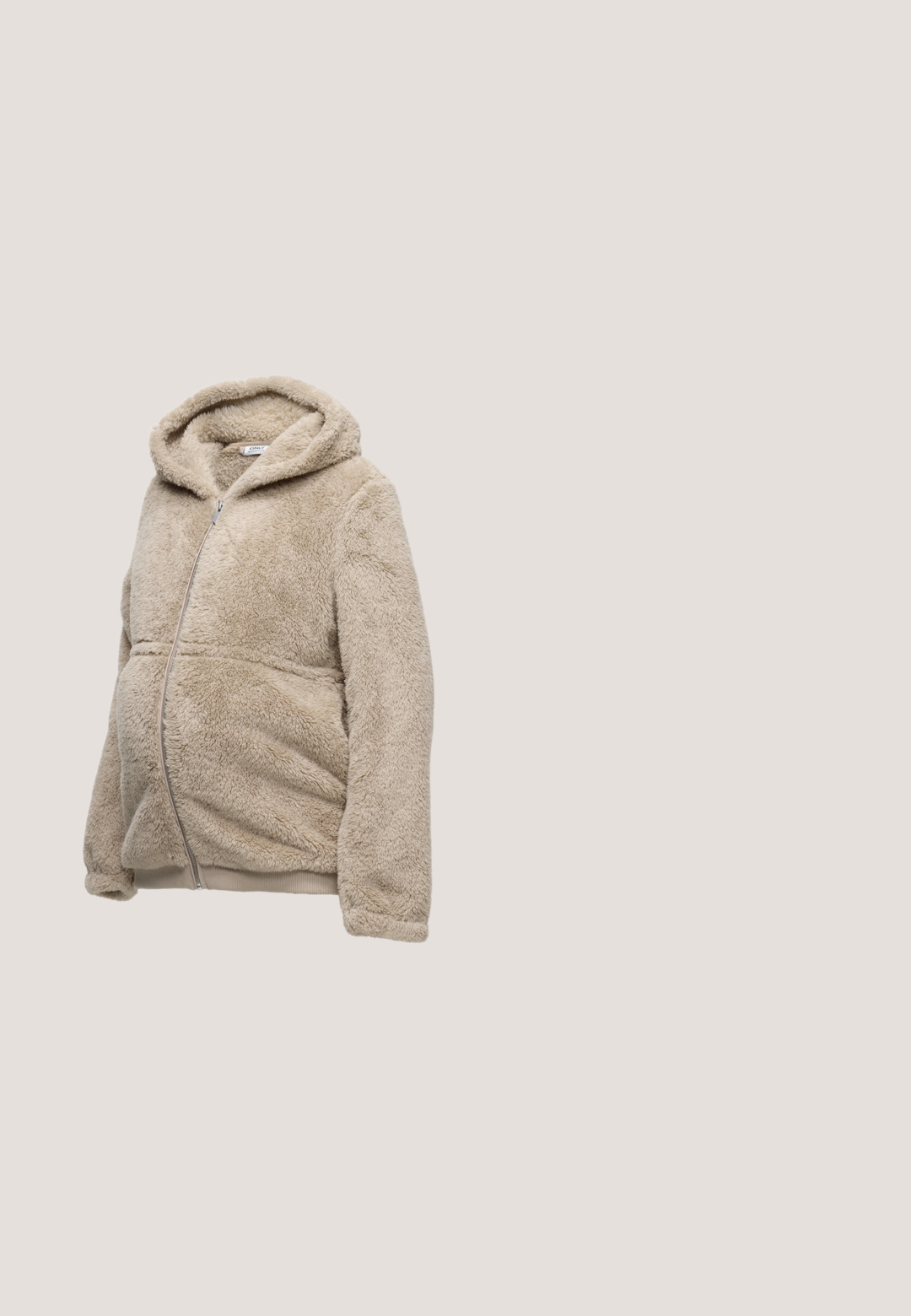Beige, pluizige hoodie met ritssluiting, lange mouwen en een zachte textuur, getoond op een effen lichte achtergrond.; Navyblauwe hoodie met een gebogen voornaad, ontworpen voor zwangerschapskleding, met lange mouwen en een zachte textuur.; Zwart geribd zwangerschaps-T-shirt met korte mouwen en ronde hals, ontworpen om over een zwangere buik te passen.; Marine zwangerschapsbroek gemaakt van zachte stof, met een elastische tailleband en verstelbaar koord, voorzien van twee zijzakken voor gemak.; Bruine corduroy sneakers met drie klittenbandsluitingen, witte rubberen zool en een textuurstof voor extra detail.; Brune leren tote bag met een gestructureerd oppervlak, twee schouderriemen en een ruime open indeling zonder buitenzakken.