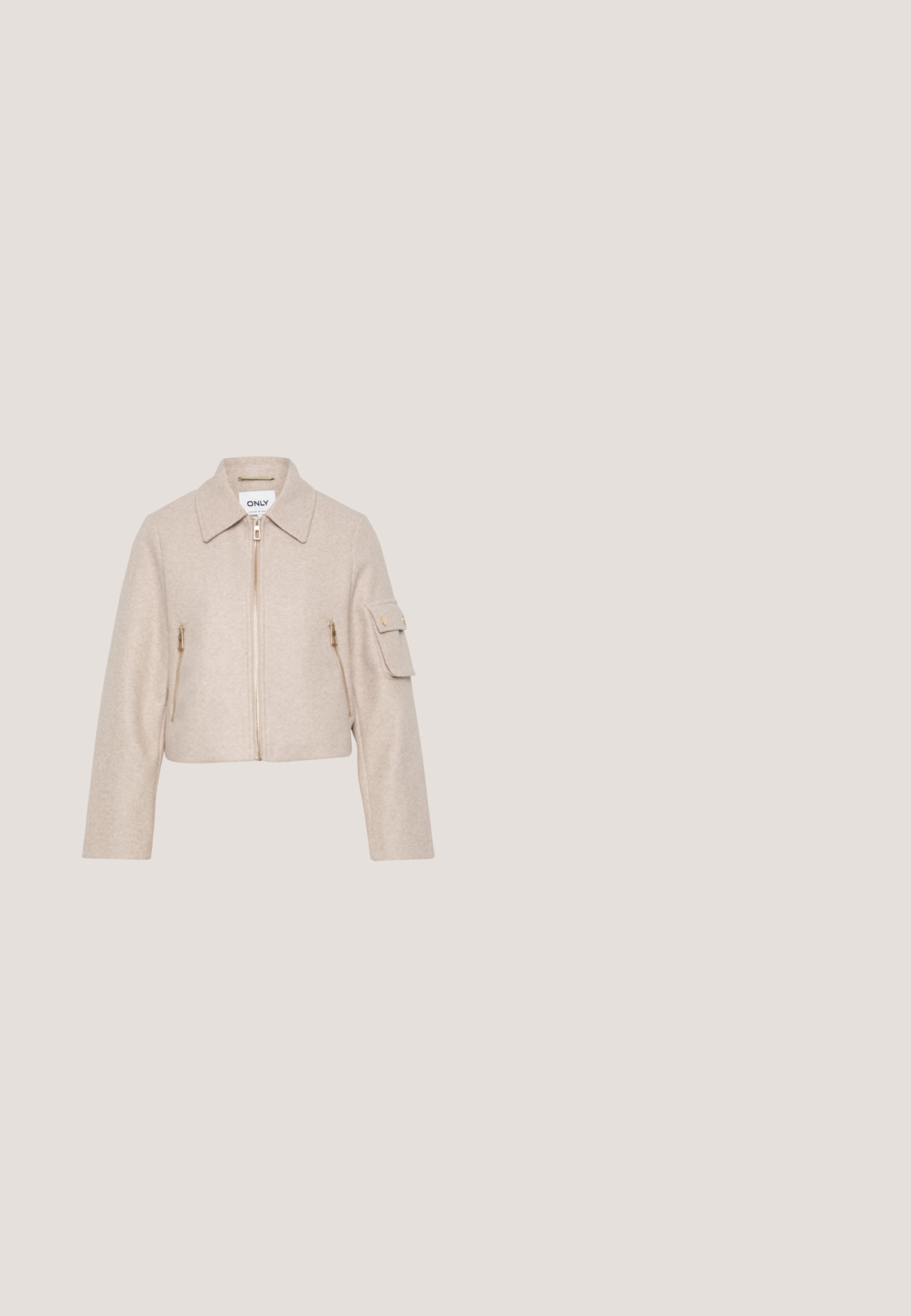 Veste cropped beige avec un col, fermeture éclair sur le devant et deux poches zippées. Le tissu a une texture douce et présente des accents en métal doré.; Haut en velours noir à manches longues avec décolleté en V et détail froncé au niveau de la poitrine. Texture douce, design ajusté et finition lisse.; Jeans en denim à jambes larges de couleur bleu foncé, dotés de cinq poches, d'une fermeture à bouton à l'avant et de coutures contrastantes le long des coutures.; Chaussure Mary Jane en cuir verni noir avec un talon épais, un bout rond et une sangle ornée d'une boucle en forme de cœur.; Sac à main en cuir noir de forme arrondie, décoré de clous argentés et équipé d'une poignée courte. Texture lisse et fermeture éclair.; Boucles d'oreilles en argent avec un design entrelacé présentant une surface texturée, ornées de petites pierres précieuses scintillantes.