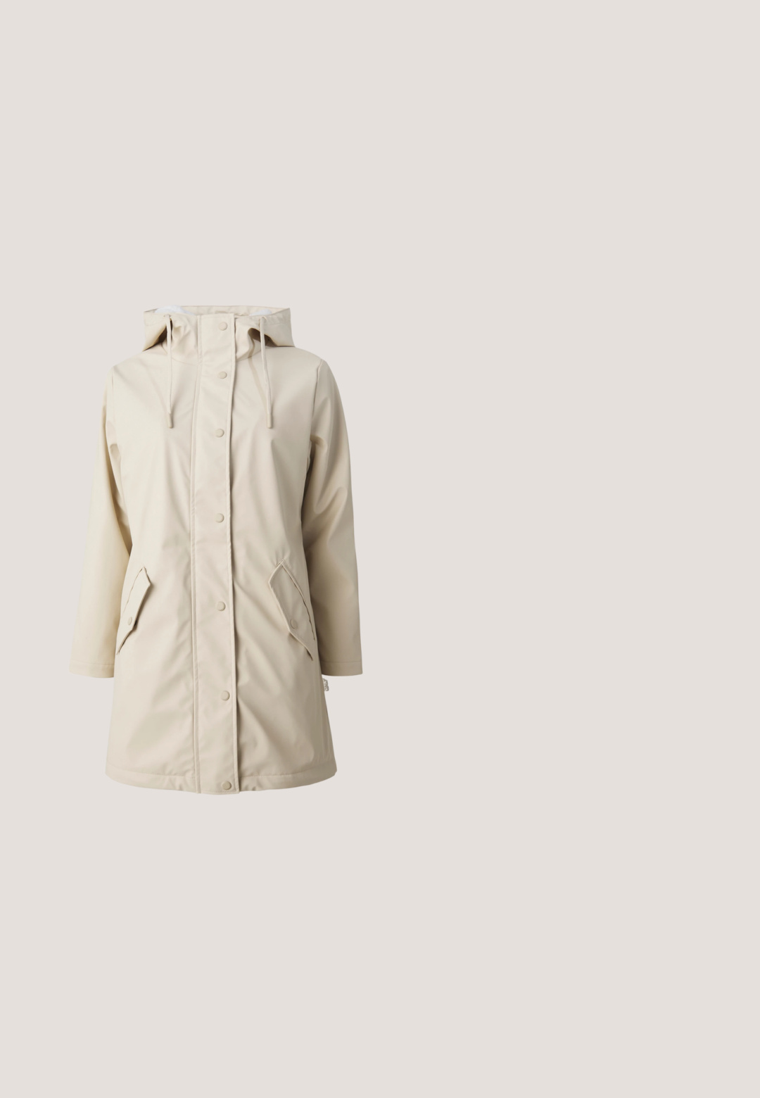 Beige, wasserdichte Jacke mit Kapuze, Druckknöpfen und zwei schrägen Fronttaschen. Verfügt über eine glatte Textur und ein lässiges Fit-Design.; Weißer, gestrickter Pullover mit langen Ärmeln, rundem Halsausschnitt und geripptem Saum. Weiche Textur mit einem leicht flauschigen Aussehen. Keine sichtbaren Muster.; ONLY Petite ONLANN MID - Flared Jeans - light blue denim; Low-Top-Sneaker mit braun-beigem Kuhmuster, hellblauen Akzenten, hellblauen Schnürsenkeln und einer hellbraunen Sohle auf neutralem Hintergrund.; Blaue Jeans-Crossbody-Tasche mit verstellbarem Riemen und kleinem Metalllogo auf der Vorderseite, vor weißem Hintergrund präsentiert.; Silberne Metallcreolen mit glatter, leicht gebogener Oberfläche und Klappverschluss vor schlicht weißem Hintergrund.