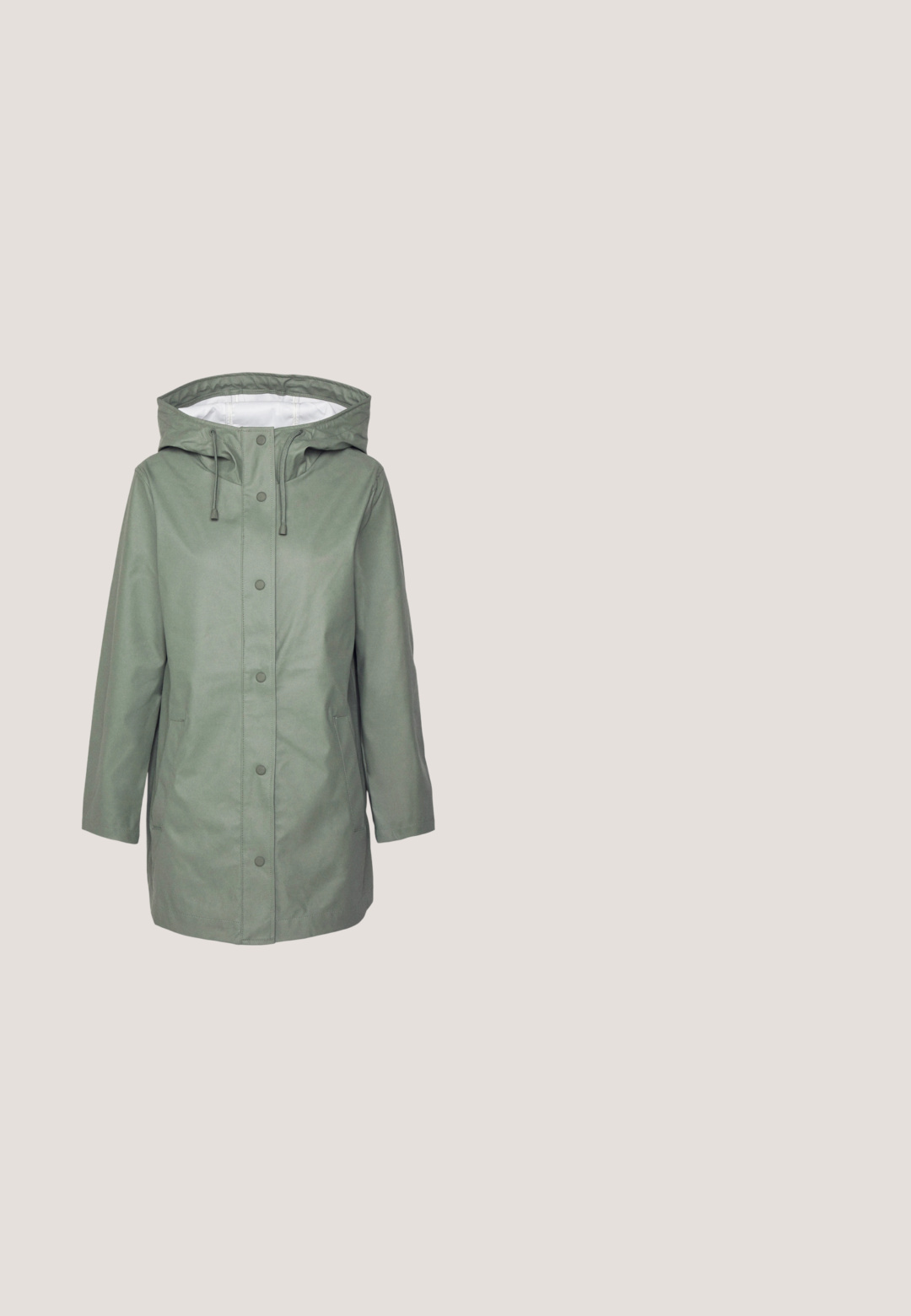 Groene waterdichte jas met capuchon, drukknopen, zijzakken en een gladde textuur. Voorzien van verstelbare trekkoorden bij de hals.; Witte driekwartmouwen shirt gemaakt van een katoenen mix; beschikt over een brede bootnek en een gladde, lichte textuur.; Blauwe denim jeans met rechte pijpen en hoge taille, vijf zakken en een knoopsluiting. Merkbare stiksels en koperen klinknagels.; Witte sneakers met een textuur oppervlak, zwarte zijstrepen en een dikke witte zool. Heeft een vetersluiting en een logo op de tong.; Zilveren hoepeloorbellen, cirkelvormig, met een gladde glanzende textuur en een constante breedte. Minimalistisch ontwerp zonder extra accenten.; Zwarte leren riem met een gladde textuur, ovaal zilveren metalen gespsluiting en meerdere verstelgaten langs de band. Platte, minimalistische uitstraling.