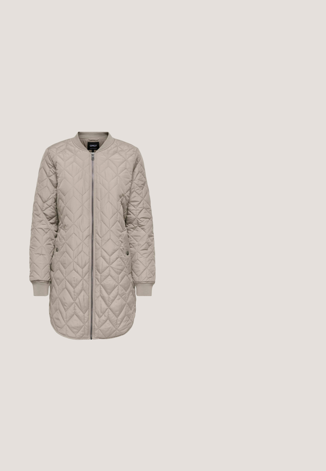 Lang beige quiltet jakke med diamantformet syning, frontlynlås, ribstrikkede manchetter og sidelommer med trykknap.; Grå strikket sweater med lange ærmer, rund halsudskæring og spredte hvide perleudsmykninger. Ribbet mansjetter og kant.; Cargo bukser i mørkegrå bomuld med lige skæring. Har to sidelommer og en polyesterknaplukning. Holdbart stof med let struktur.; Lyse sølvfarvede sneakers med lavt snit, hvide snørebånd og sål, svævende over en betonforkant med slørede trapper i baggrunden.; Sølvmetallic clutchtaske med tekstureret overflade, lynlåslukning og aftagelig kæderekke. Har en lille logoaccent.; Sølvmetal ringøreringe med rektangulære studs, der har et abstrakt udskæringsdesign, præsenteret på en hvid baggrund.