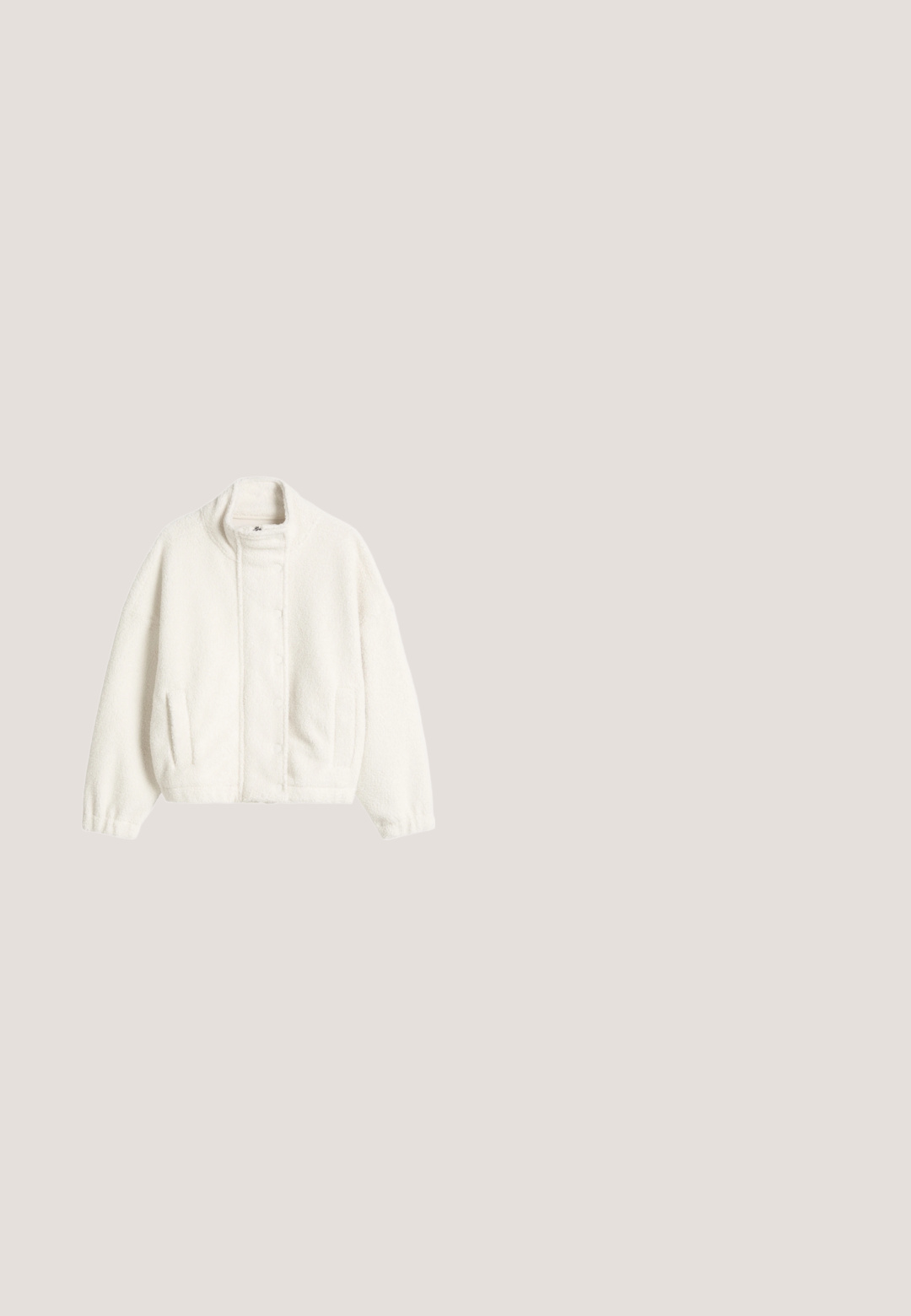 Veste en polaire blanche douce avec col montant, fermeture par boutons-pression, poignets élastiques et deux poches latérales.; Pull à col montant en bordeaux avec des côtes, fermeture éclair 1/4 et manches larges. Texture douce avec une coupe décontractée.; Top à col roulé beige et blanc à rayures horizontales, manches longues, coupe ajustée et tissu doux.; Jean en denim bicolore avec des jambes gris foncé et une taille et une zone d'entrejambe bleues, doté de poches avant, de passants pour ceinture et d'une fermeture par bouton.; Bottine en cuir tan avec des panneaux élastiques sur les côtés, bout rond et semelle en caoutchouc épaisse avec un profond profil ; présente un tirant à l'arrière.; Sac fourre-tout en daim marron avec des anses en cuir foncé et une petite étiquette en cuir attachée sur un fond clair uni.