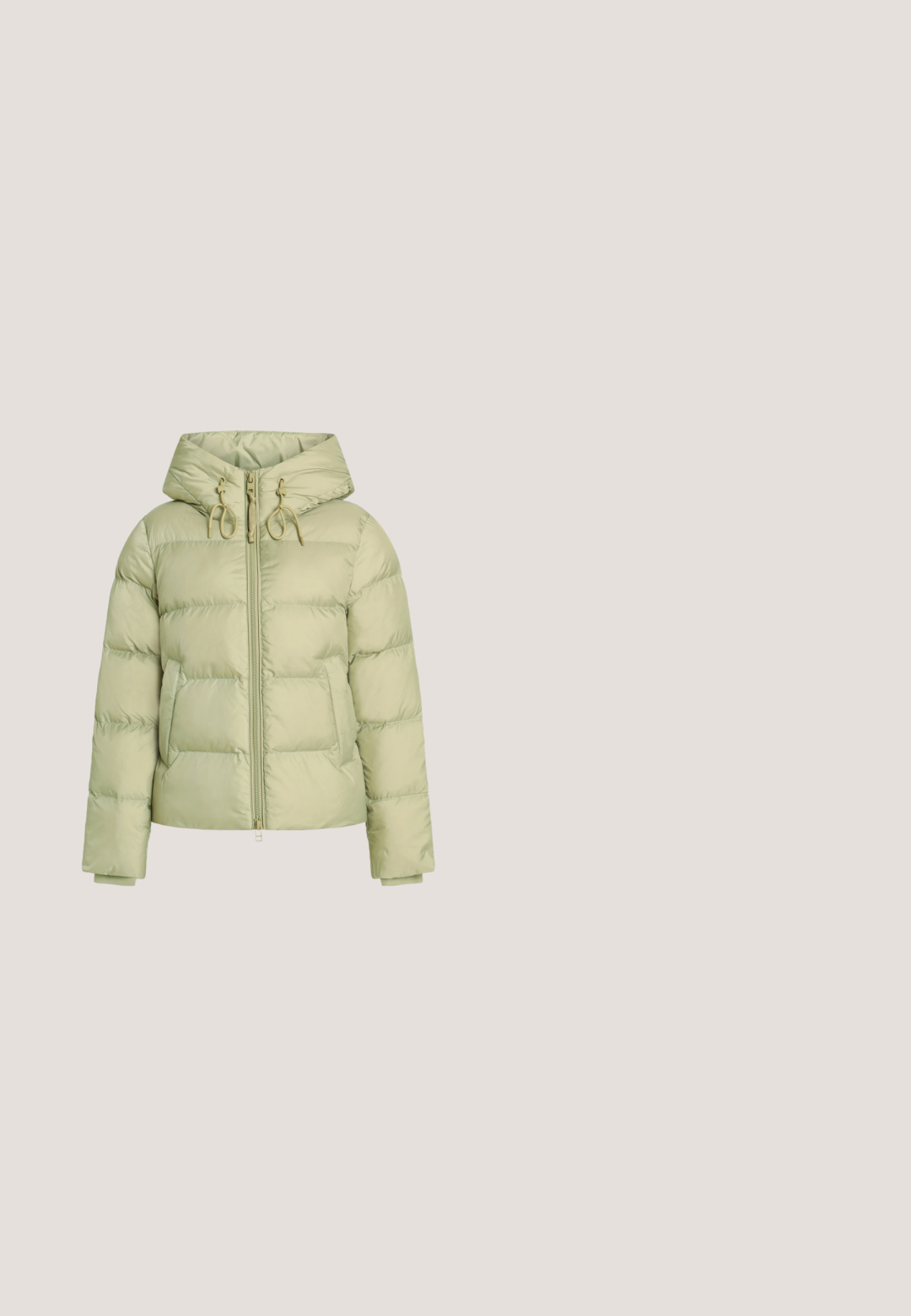 Veste matelassée vert clair avec capuche, fermeture éclair à l'avant, cordons et deux poches avant, présentée sur un fond uni.; Sweat à capuche gris en maille avec poignets et ourlet côtelés, doté d'une fermeture éclair frontale et d'une finition texturée, conçu pour un usage décontracté.; Haut court blanc à manches longues en maille côtelée, avec col rond et petit logo Calvin Klein centré sur la poitrine.; Pantalon en maille gris clair avec un motif torsadé, jambes larges et taille stretch, présenté sur un fond uni.; Bottine en daim marron à bout rond, au design minimaliste, avec un extérieur texturé et une semelle en caoutchouc dotée d'un profil bas.; Sac de couleur crème avec une texture douce et duveteuse. Forme courbée et large sangle pour le porter. Design simple, sans matériel ou accents visibles.