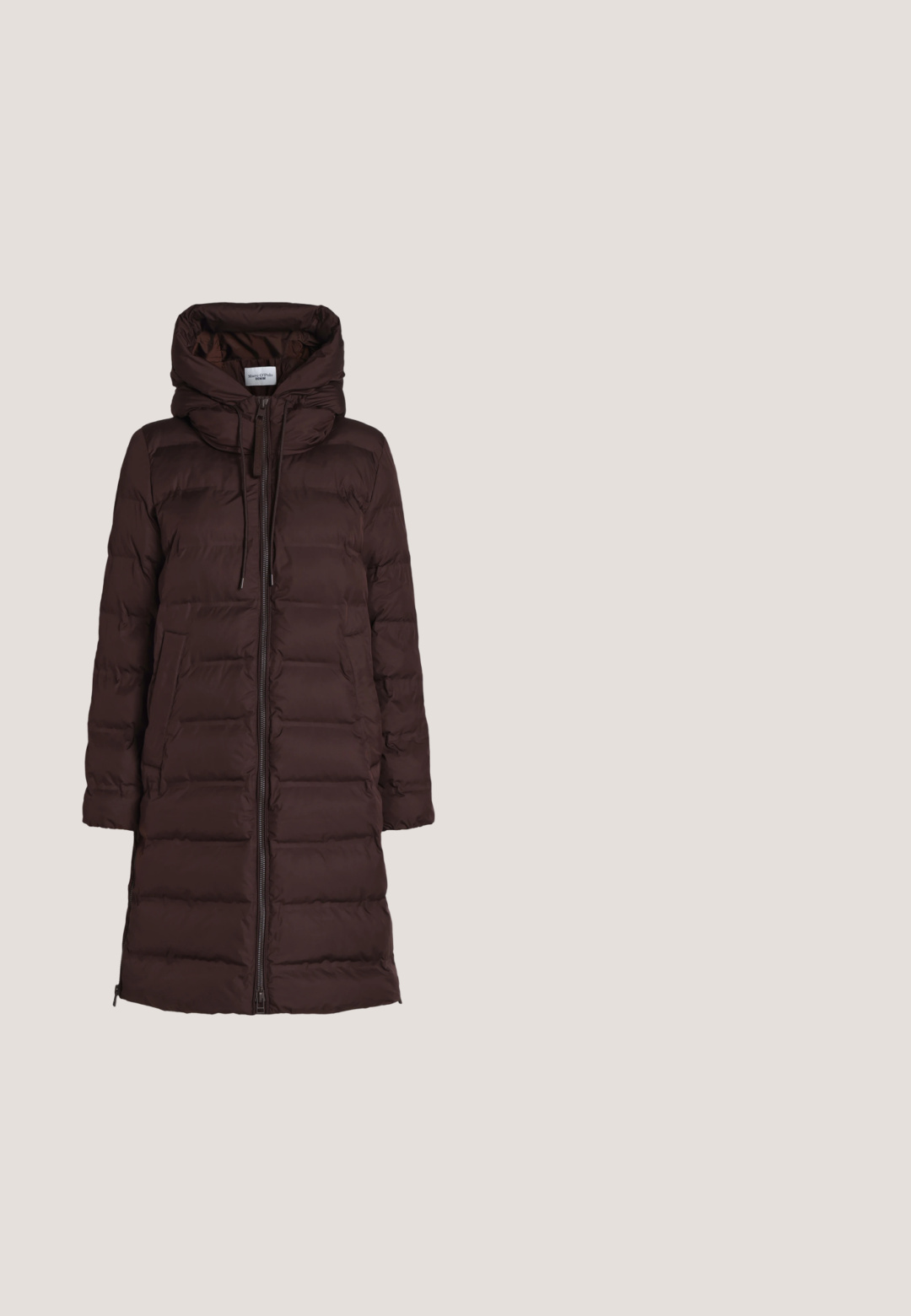 Long manteau matelassé marron foncé avec capuche, fermeture éclair sur le devant, poches latérales et cordon de serrage sur fond blanc.; Pull en bordeaux avec un col montant, texture côtelée et manches longues. Présente une forme légèrement carrée et un ourlet qui arrive aux hanches.; Pantalon slim noir avec passants de ceinture et poignets sur fond blanc uni.; Bottine en cuir marron avec boucles dorées, fermeture zippée et semelle en caoutchouc noir robuste. Présente une finition texturée et une silhouette épurée.; Sac fourre-tout marron en matière synthétique avec motif embossé. Comprend deux poignées, une bandoulière amovible et des accents métalliques dorés.; Boucles d'oreilles créoles en or avec de petites pierres ovales de couleur ambre suspendues à chacune. Le design est simple, avec une texture lisse et des détails minimalistes.