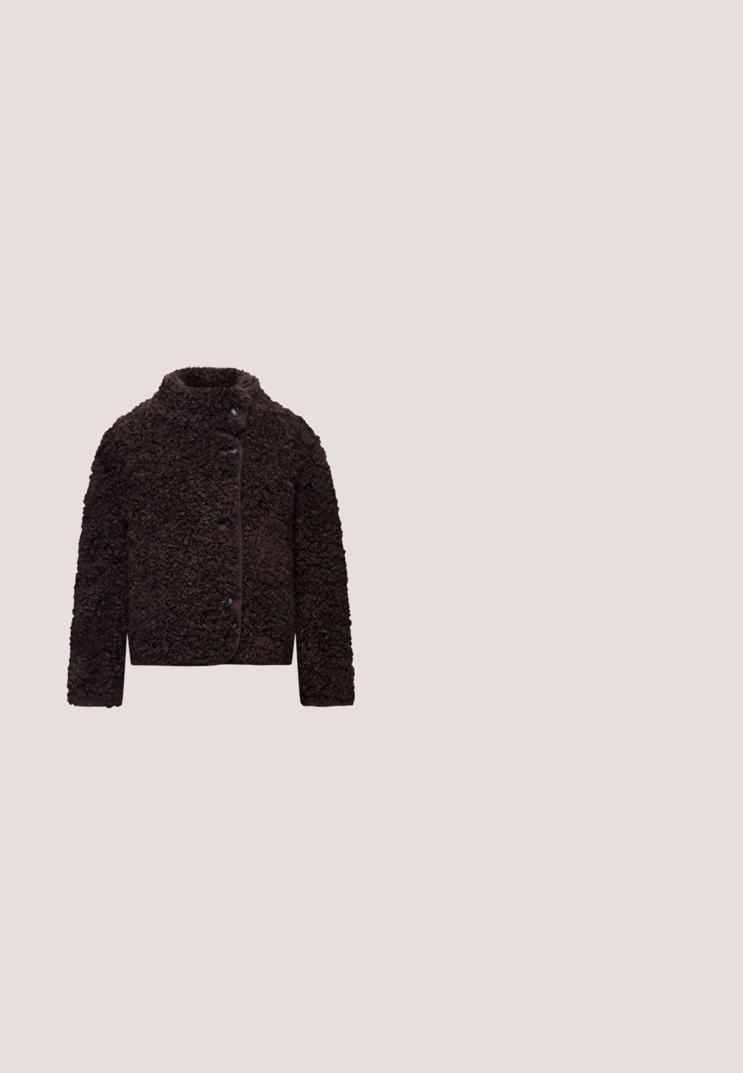 Donkerbruine krullende nep bontjas met lange mouwen, hoge kraag en vier grote knopen aan de voorkant tegen een effen achtergrond.; Strapless bruine maxi-jurk gemaakt van zachte stof, met een getailleerde bovenkant en een vloeiende, geplooide rok voor gemakkelijke beweging.; Bruine suède kniehoge laars met puntige neus en blokhak, afgebeeld op een witte achtergrond.; Rechthoekige schildpadbril met donkere lenzen en "vogue" merk op de poot en lens, tentoongesteld op een witte ondergrond.; Zwarte rechthoekige schoudertas met een enkele riem en een klein metalen label aan de voorkant met de tekst "Hispanitas".; Gouden ketting met een gedraaide schakel en meerdere bedelpendanten, inclusief ingewikkelde ontwerpen en kleine decoratieve accenten.
