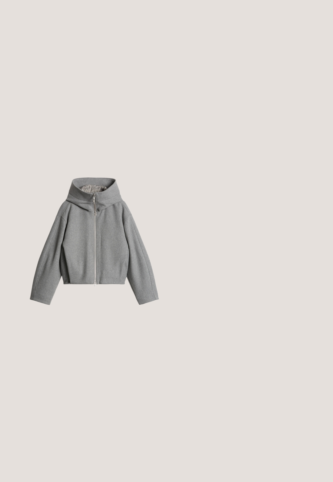 Grijze wollen cropped jas met brede hoge kraag en ritssluiting aan de voorkant, weergegeven op een witte achtergrond.; Zwart katoenen crop t-shirt met een ronde hals en korte mouwen. Heeft een relaxte pasvorm en een eenvoudig, onopgesmukt ontwerp.; Blauwe spijkerbroek met voorzakken en riemlussen, plat gelegd met knoop- en ritssluiting.; Zwarte leren loafer met lage hak en franjes op de tong, zijaanzicht op een effen lichte achtergrond.; Zwarte leren schoudertas met lange handvatten, voorzien van een gestructureerde afwerking en gouden accenten. Inclusief een bijpassend zwart ritszakje.; Een paar zilveren geometrische creolen met een hexagonale vorm en kleine ingelegte kristallen langs de randen, op een effen lichte achtergrond.