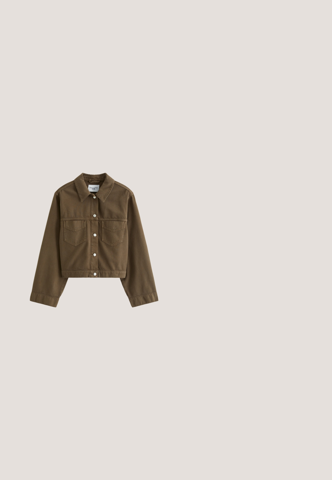 Bruine cropped spijkerjack met knoopsluiting aan de voorkant, twee borstzakken, lange mouwen en een puntige kraag.; Groene t-shirt met korte mouwen, gemaakt van zachte stof. Heeft een ronde halslijn en een relaxte pasvorm. Eenvoudig ontwerp zonder zichtbare patronen of accenten.; Blauwe denim wijde broekspijpen met voorplooi naden, vijf zakken, riemlussen en een knoopsluiting.; Bruine suède en leren lage sneaker met veters, afgeronde neus en beige rubberen zool, gezien vanaf de buitenkant op een effen achtergrond.; Zachte donkerbruine driehoekige schoudertas met een enkele brede handgreep aan de bovenkant en een gladde oppervlaktestructuur.; Een paar gepolijste zilveren abstract-vormige manchet oorbellen met afgeronde uiteinden, weergegeven tegen een lichte neutrale achtergrond.