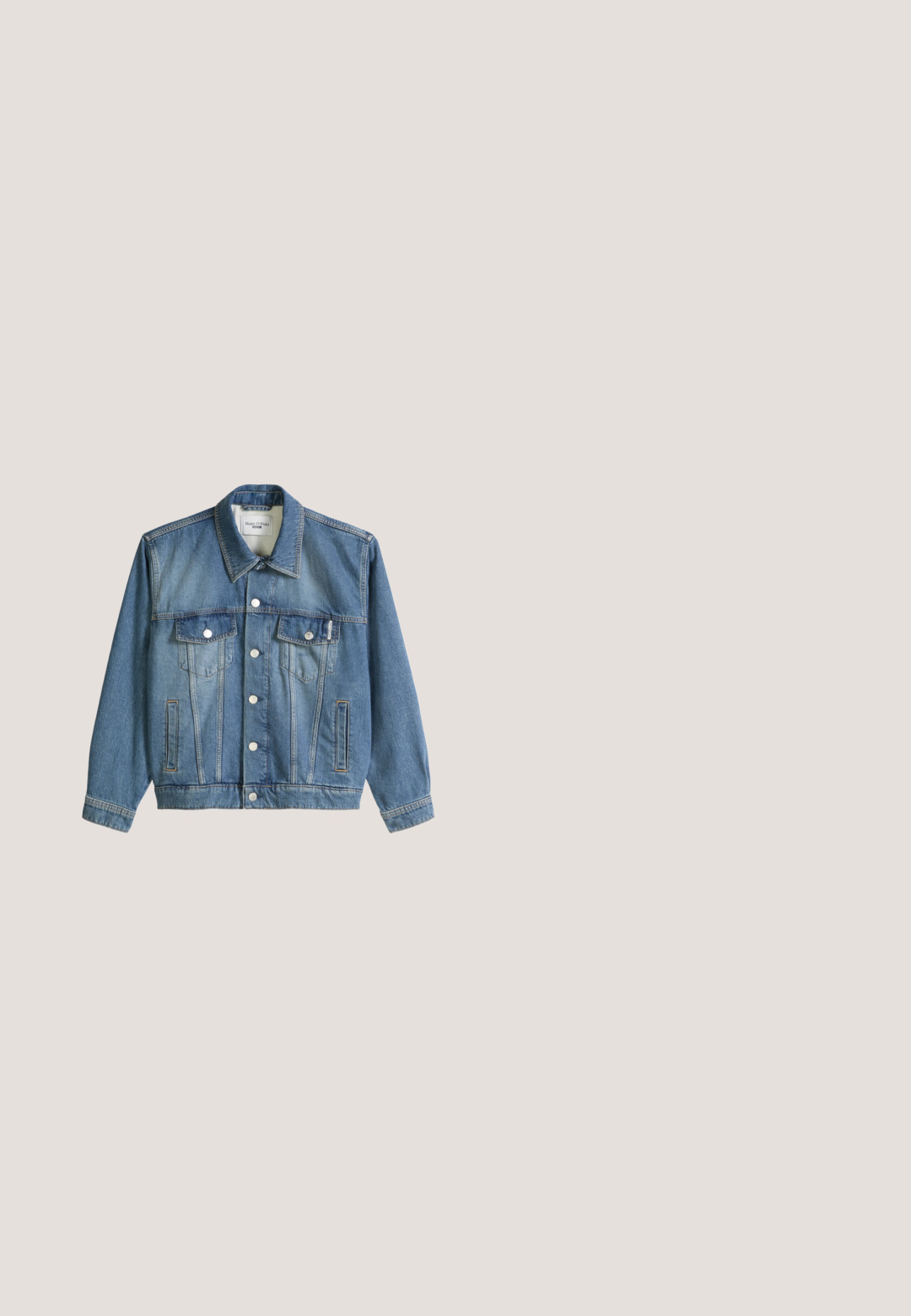 Blauwe spijkerjas met kraag, knoopsluiting, twee borstzakken met kleppen en twee zijzakken, gelabeld Marc O'Polo Denim.; Lichtblauwe denim shirt met een knoopsluiting aan de voorkant, puntige kraag, één borstzak en lange mouwen met knoopmanchetten.; Donkerblauwe wijde jeans met omgeslagen zomen, vijf zakken en contrasterend gele stiksels.; Bruine leren enkellaars met blokhak, elastische zijpanelen en treklus aan de achterkant, getoond in profiel op een effen achtergrond.; Bruine leren crossbody tas met een ronde vorm, gouden hardware en een klepafsluiting met een ronde gesp detail.; Bruine leren riem met textuur, voorzien van een gouden gesp en drie metalen lussen voor aanpassing. Soepele binnenvoering en afgeronde punt aan het uiteinde.