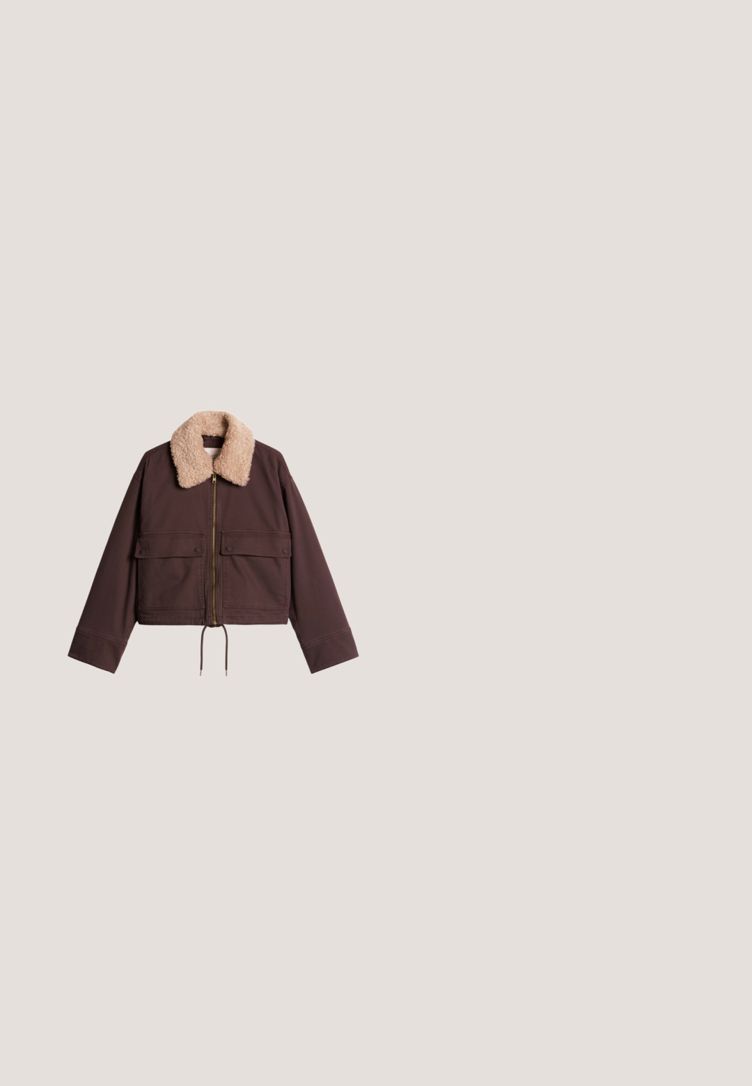 Bruine jas met beige pluizige kraag, voorrits, twee grote zakken met knopen, lange mouwen en verstelbare koord aan de zoom.; Langärmlig crème en donkerbruine gestreepte blouse met "New York City Urban Rhythms" en extra roze en witte tekst aan de voorkant.; Wijd gesneden bordeauxrode broek met elastische tailleband, trekkoord en dunne lichte zijstrepen op elke pijp.; Bruine suède sneaker met beige veters en meerkleurige kralen, met crème shearling voering en rubberen zool.; Zachte, gewatteerde diep paarse schoudertas met een brede halvemaanvorm en een enkele smalle draagriem.; Bordeaux rood gevoerde haarband met een lichte bloemenprint en een zwarte binnenvoering, afgebeeld op een witte achtergrond.