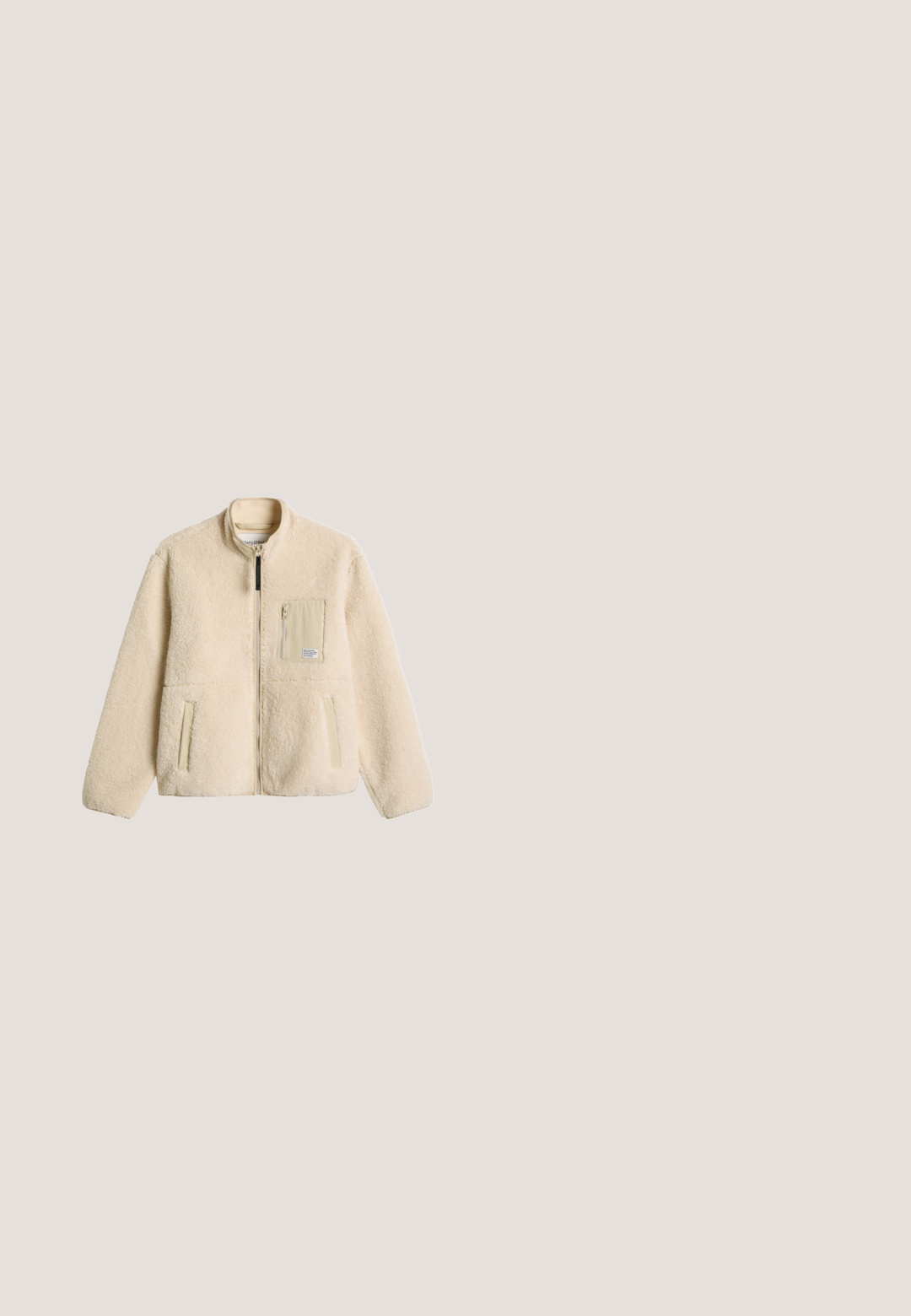 Beige Fleecejacke mit durchgehendem Frontreißverschluss, zwei unteren Seitentaschen und einer Reißverschlusstasche auf der Brust mit kleinem Etikett.; Beigefarbener Langarmpullover mit geripptem Kragen, teilweisem Frontreißverschluss sowie gerippten Bündchen und Saum.; Kurzärmeliges T-Shirt aus cremeweißem Baumwollstoff mit schwarzem, bedrucktem Logo "CLEAN CUT COPENHAGEN" auf der linken Brust. Klassischer Rundhalsausschnitt.; Helle graue gerade geschnittene Jeanshose mit vorderen und hinteren Taschen, Knopfverschluss und einem kleinen roten Stoffetikett auf der rechten Seite.; Tannfarbene Wildleder-Stiefeletten mit einem weichen Kunstfellfutter, ausgestattet mit Metallösen, braunen Schnürsenkeln und einer robusten Gummisohle. Markenlogo an der Seite.; Dunkelbrauner Stoffreißverschluss mit strukturierter Oberfläche, ausgestattet mit einem hellbraunen Reißverschluss und einem schwarzen Nylonriemen, der klare Linien und ein minimalistisches Design betont.