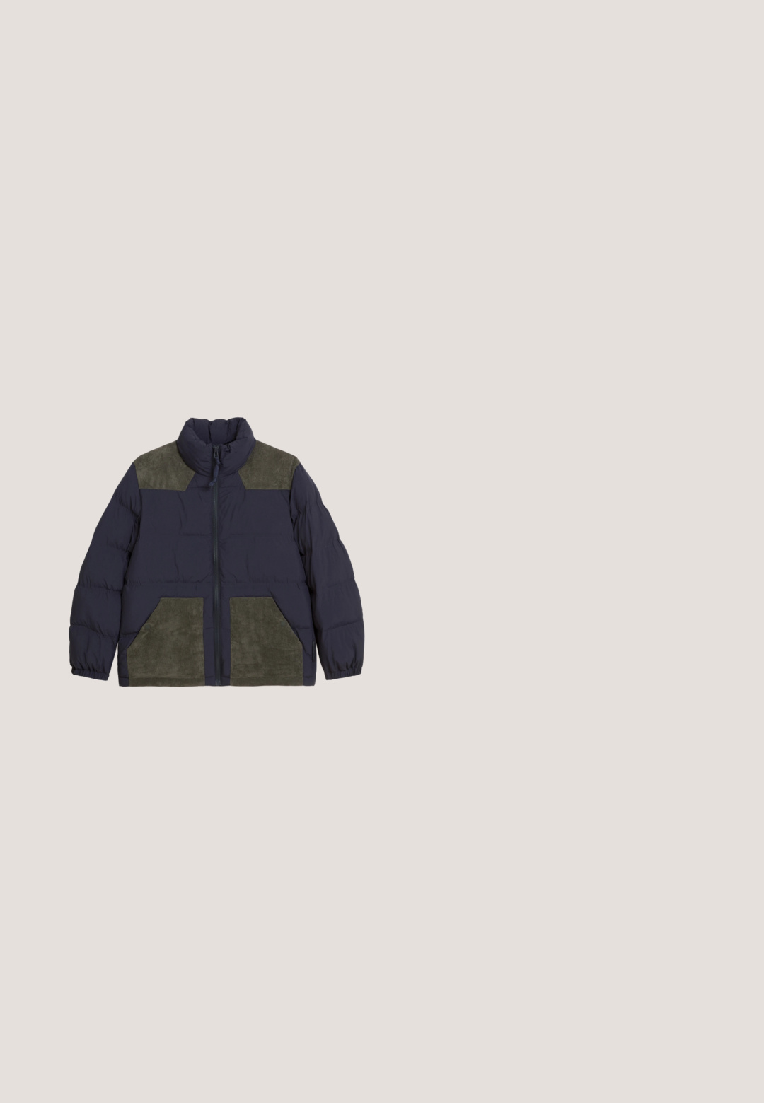 Marineblauwe pufferjack met olijfgroene suede accenten op de schouders en zakken. Voorzien van een hoge kraag en een voorste ritssluiting.; Zwarte sweater met lange mouwen en ronde hals, eenvoudig ontwerp, weergegeven op een witte achtergrond, met een subtiel merkje binnenin de kraag.; Zwart langarmshirt van een gestructureerde stof. Kenmerkt zich door een opstaande kraag, een sluiting met knopen aan de voorkant en een gebogen zoom.; Grijze katoenen broeken met een slim fit, voorzien van twee zijzakken, een enkele achterzak en een knoopsluiting aan de taille.; Grijze suède enkelboot met veters, met een gevoerde kraag, stevige rubberen zool en contrasterende stikseldetails.; Zwarte leren schoudertas met een gestructureerde afwerking, voorzien van een voorvak met rits en het reliëflogo "MARCO POLO". Verstelbare schouderband.