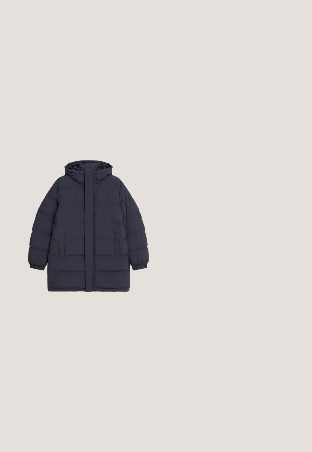 Marineblauwe pufferjas met een capuchon, voorzien van een gequilt design, elastische manchetten, twee voorzakken en een voorklep zonder zichtbare sluitingen.; Marineblauwe pullover met lange mouwen, een kraag en een korte ritssluiting aan de voorkant, geribbelde manchetten en zoom.; Donkergrijs katoenen T-shirt met korte mouwen, geribde ronde hals en subtiele geborduurde logo aan de voorkant.; Donkerblauwe denim jeans, recht gesneden ontwerp, met vijf-pocketstijl en contrasterende stiksels. Middelhoge taille met een rits en knoopsluiting.; Donkerblauwe enkelboots van textuurleer, met bordeauxrode veters en metalen oogjes, een robuuste rubberen zool en een binnenvoering van nepbont.; Compacte marineblauwe leren crossbodytas met een voorvak met rits, klepvak en een zilveren Piquadro merklogo op een gladde, gestructureerde oppervlakte.